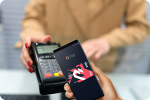 Bilde av person som bruker Google Pay