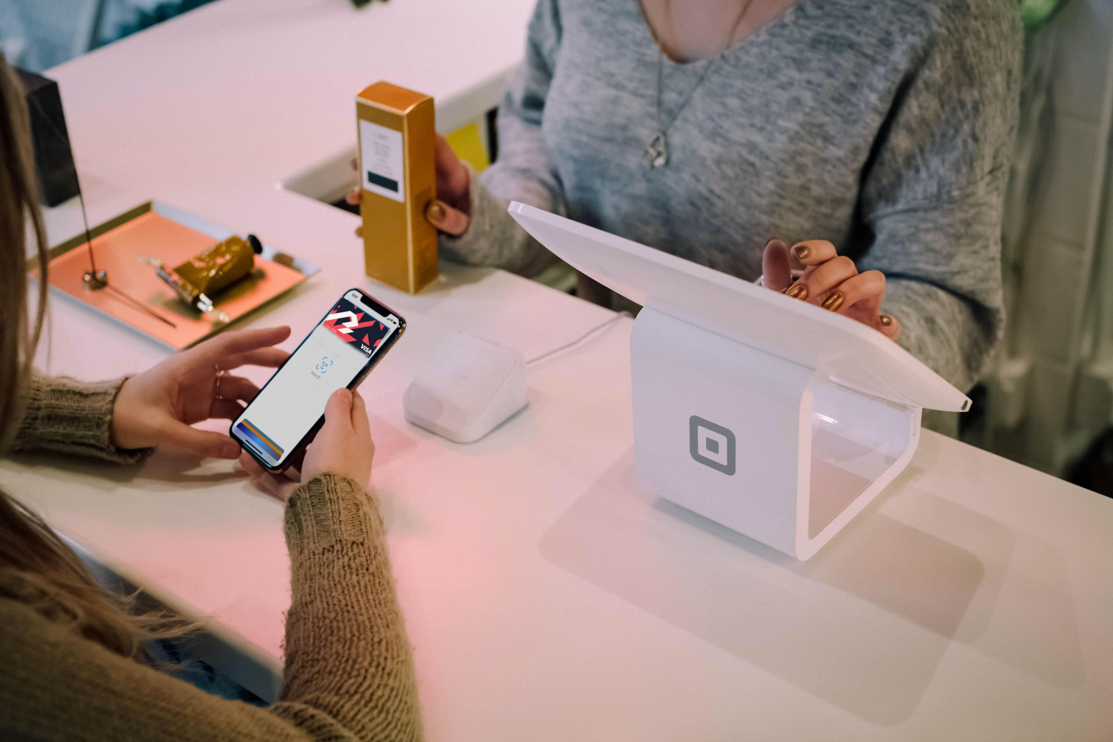 Bilde av bankkort på mobil av Apple Pay