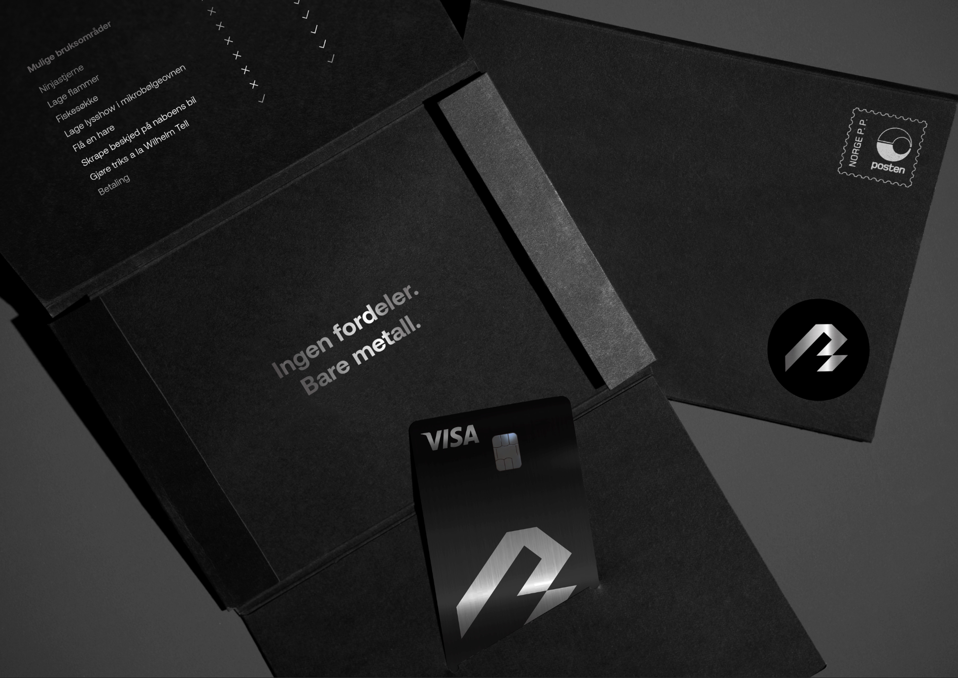 Bilde av metallkort og konvolutt