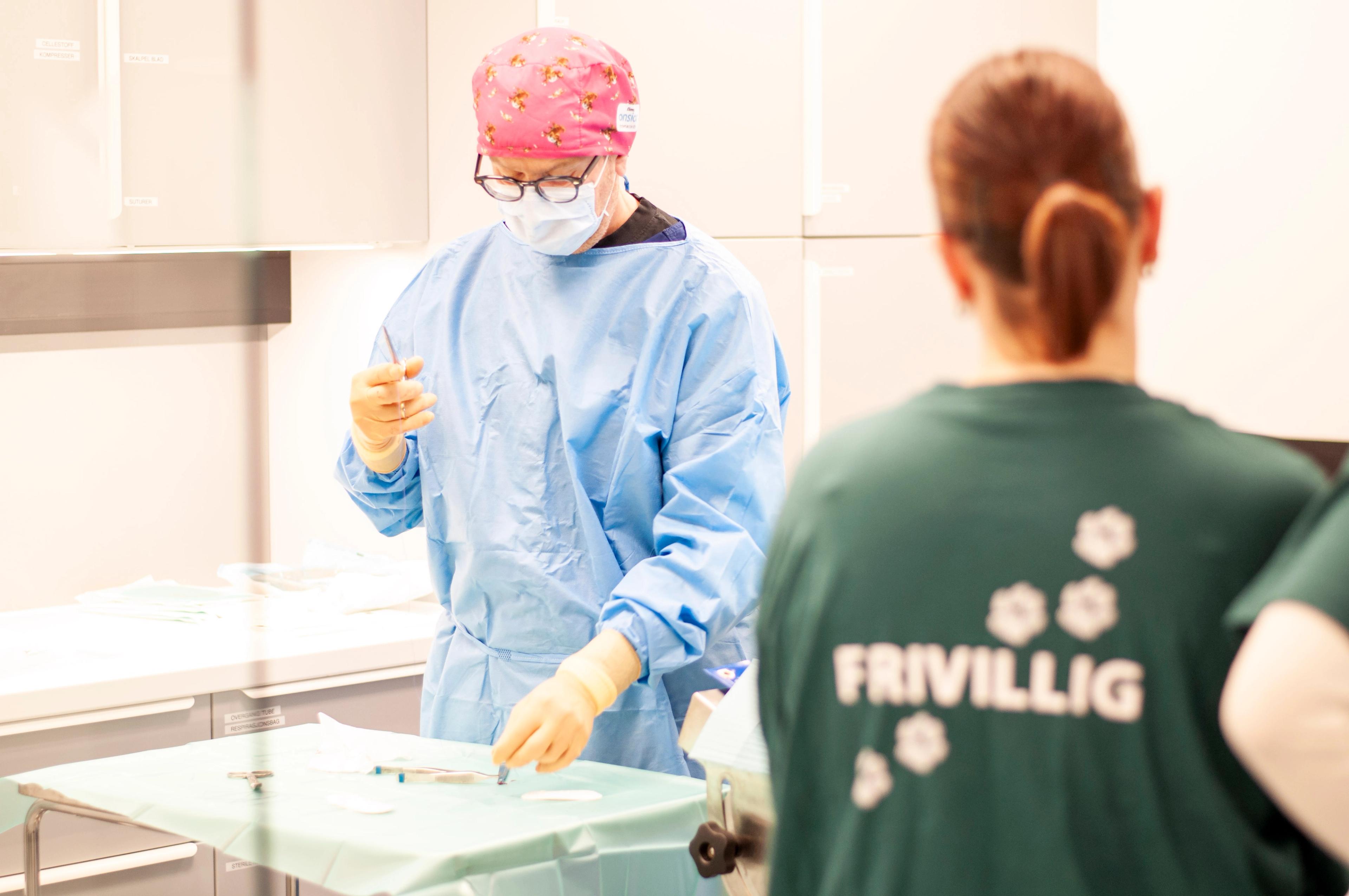 Casper Hoelstad forbereder operasjonsutstyr sammen med frivillig fra Dyrebeskyttelsen under kastreringsaksjon ved EMPET Holstad.