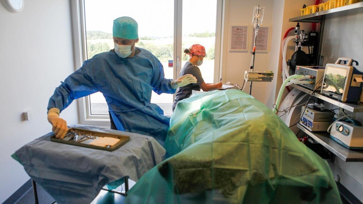 Kirurg på operasjonssalen