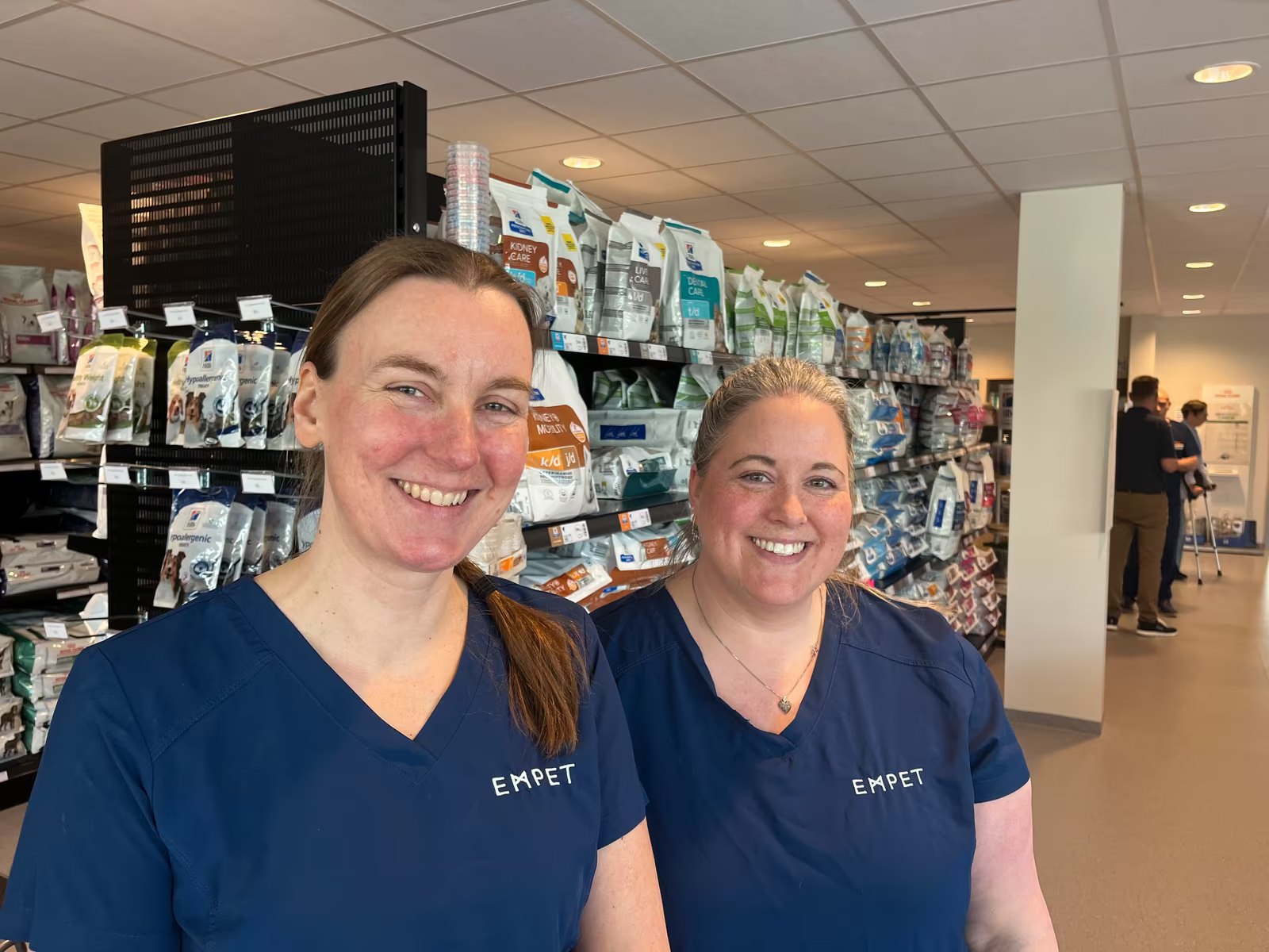 Torunn Hoff t.v. er daglig leder på dyresykehuset og Camilla Søvik er butikksjef. Butikken har fått større plass i nybygget.