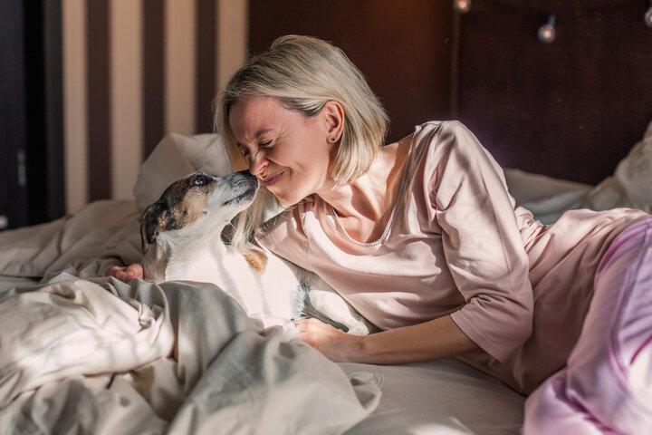 Senior hund og eier i en stille og kjærlig stund, et bilde av lojalitet og kjærlighet.