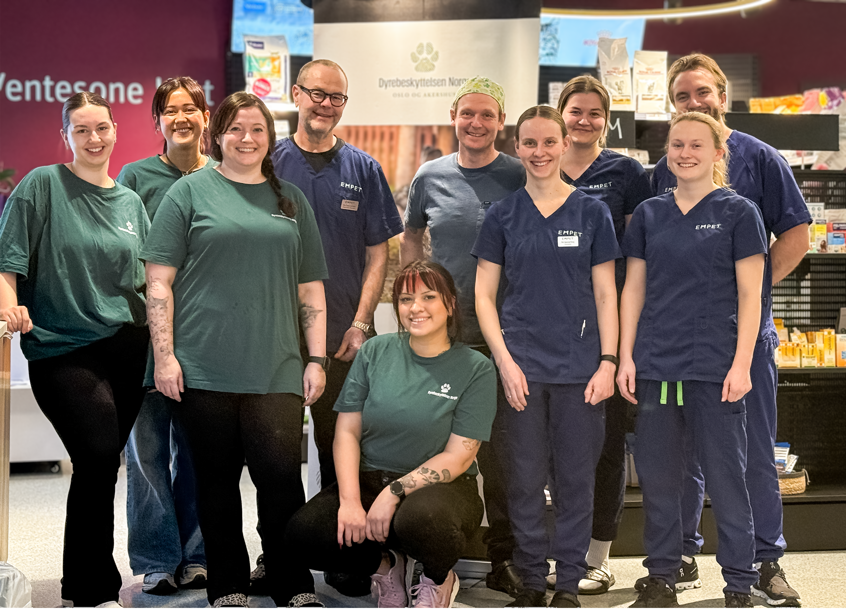 Ansatte og frivillige samlet etter avsluttet kastreringsaksjon ved EMPET Holstad.