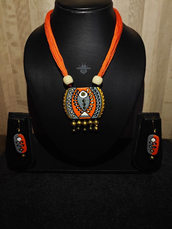 Hand-Painted Fish Motif Terracotta Necklace Set in Orange & Grey