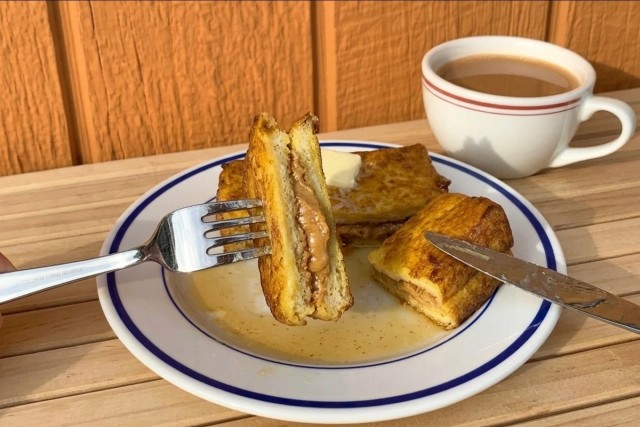 Hong Kong Style French Toast with Peanut Butter (with Drink Set) — 香港風フレンチトースト(ピーナッツバター入り)ドリンクセット
