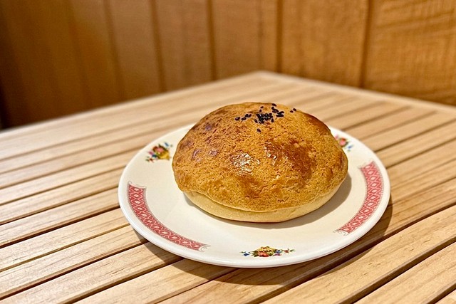Pineapple Bun (with red Bean Paste) — ボーローバオ（あんこ入り）