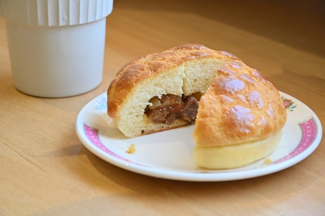 Pineapple Bun (with BBQ Pork) — ボーローチャーシューバオ