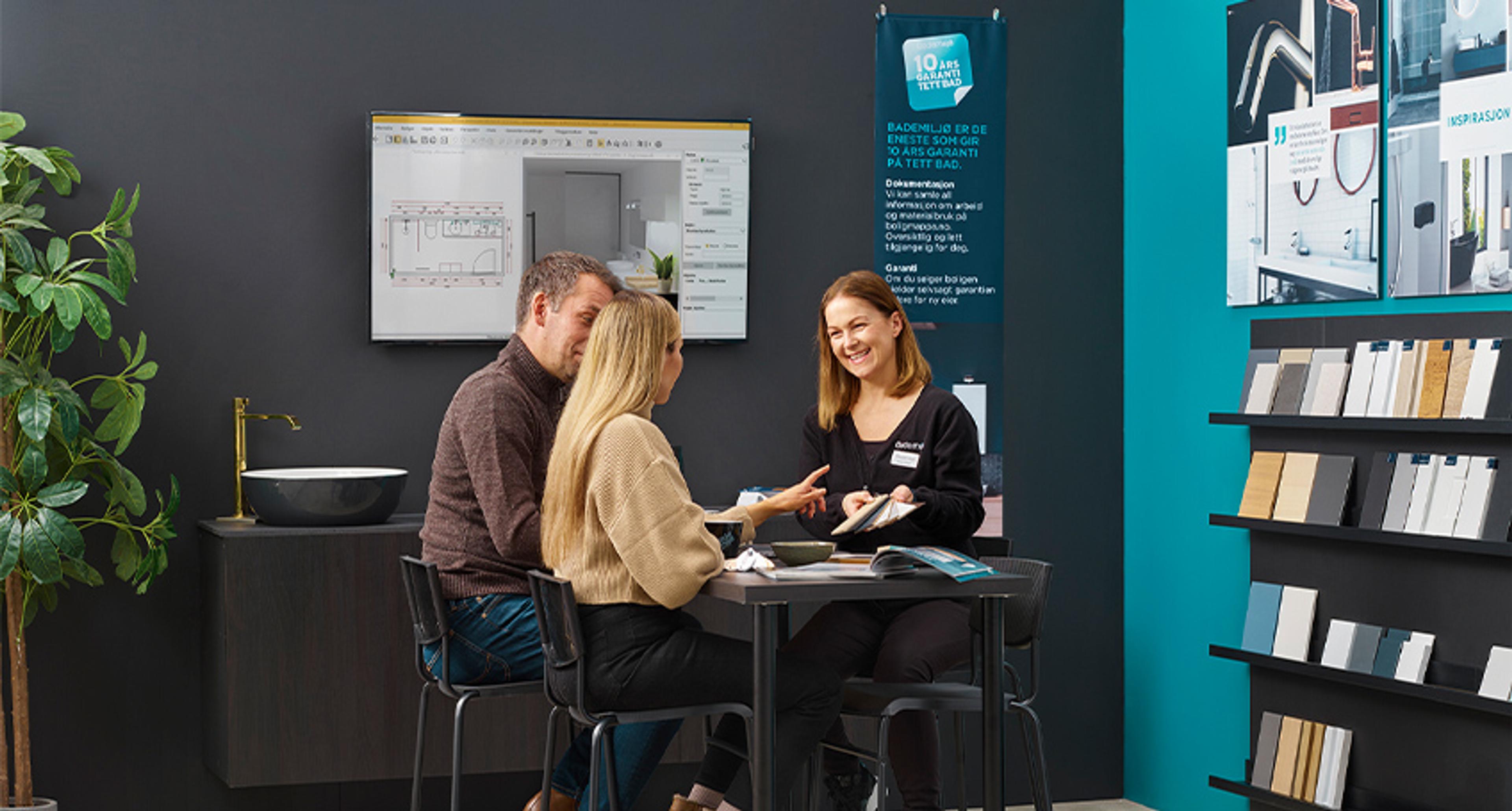Baderomdesigneren hjelper med å tegne ditt drømmebad