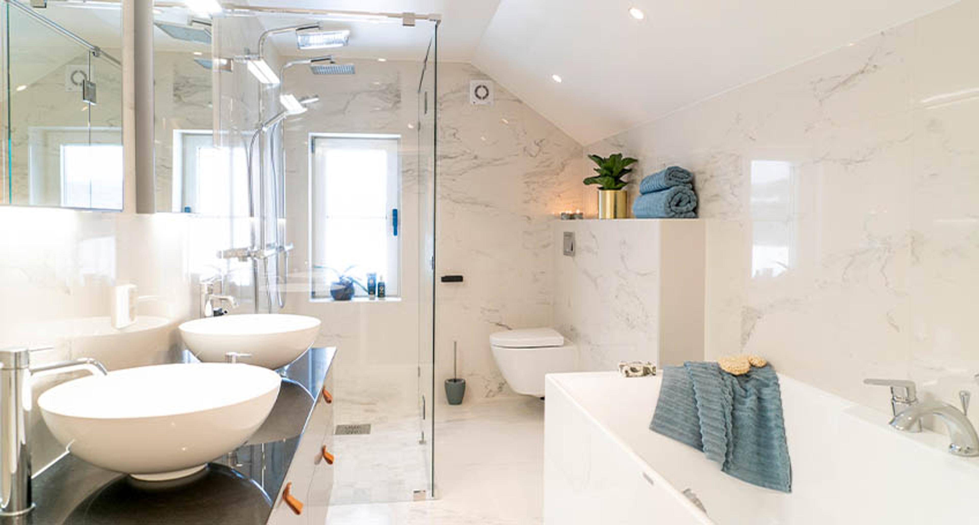 Nyrenovert drømmebad på tradisjonsrik gård