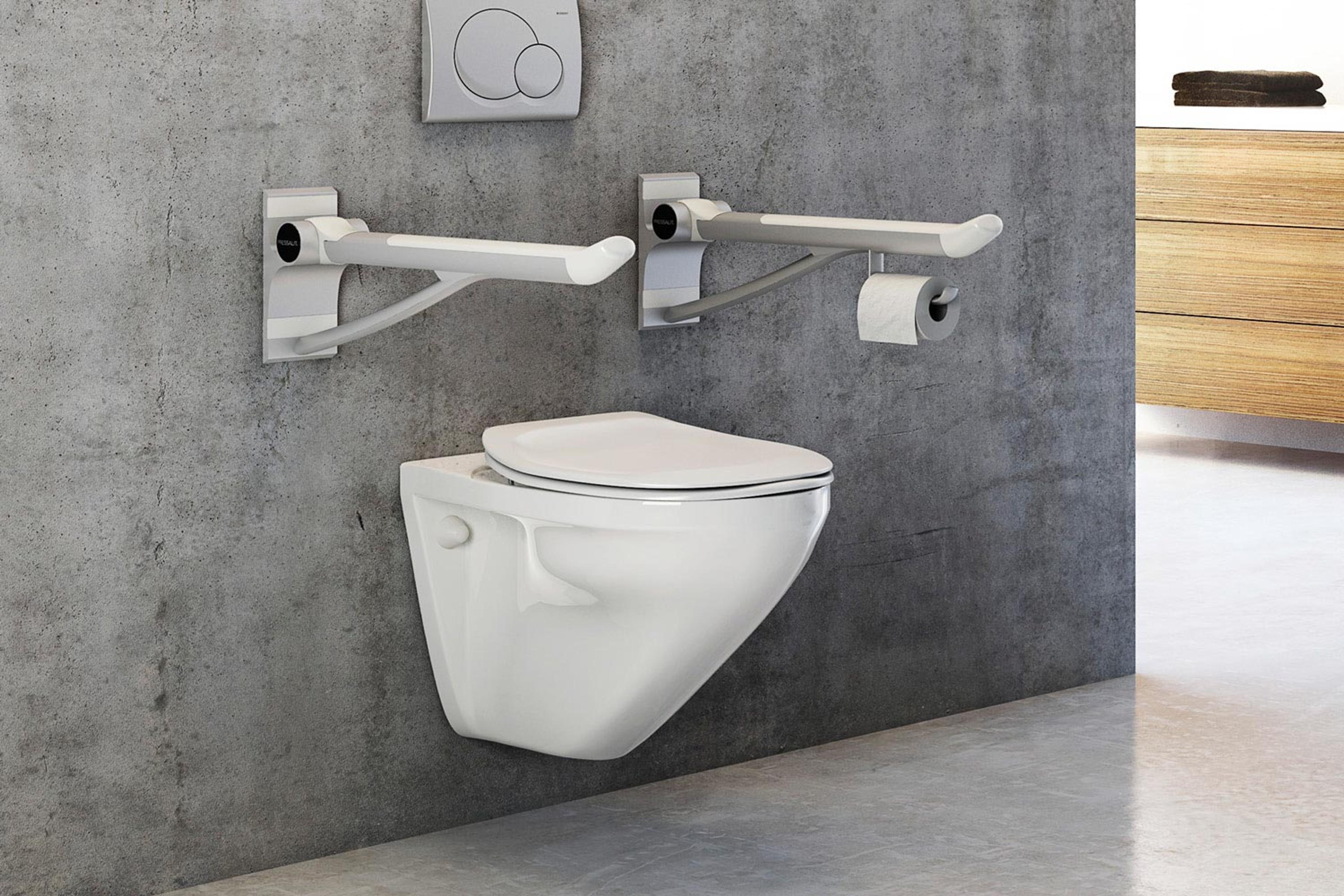 Bilde av baderom med vask, toalett og andre møbler