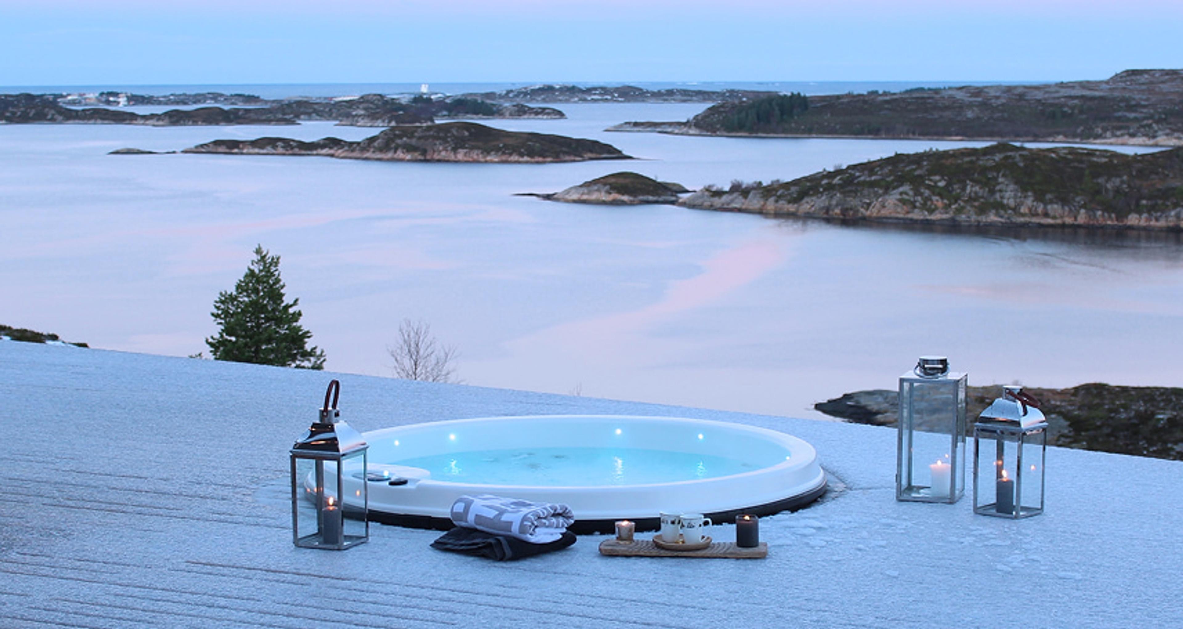 Bilde av et boblebad med utsikt over kysten i et vinterlandskap