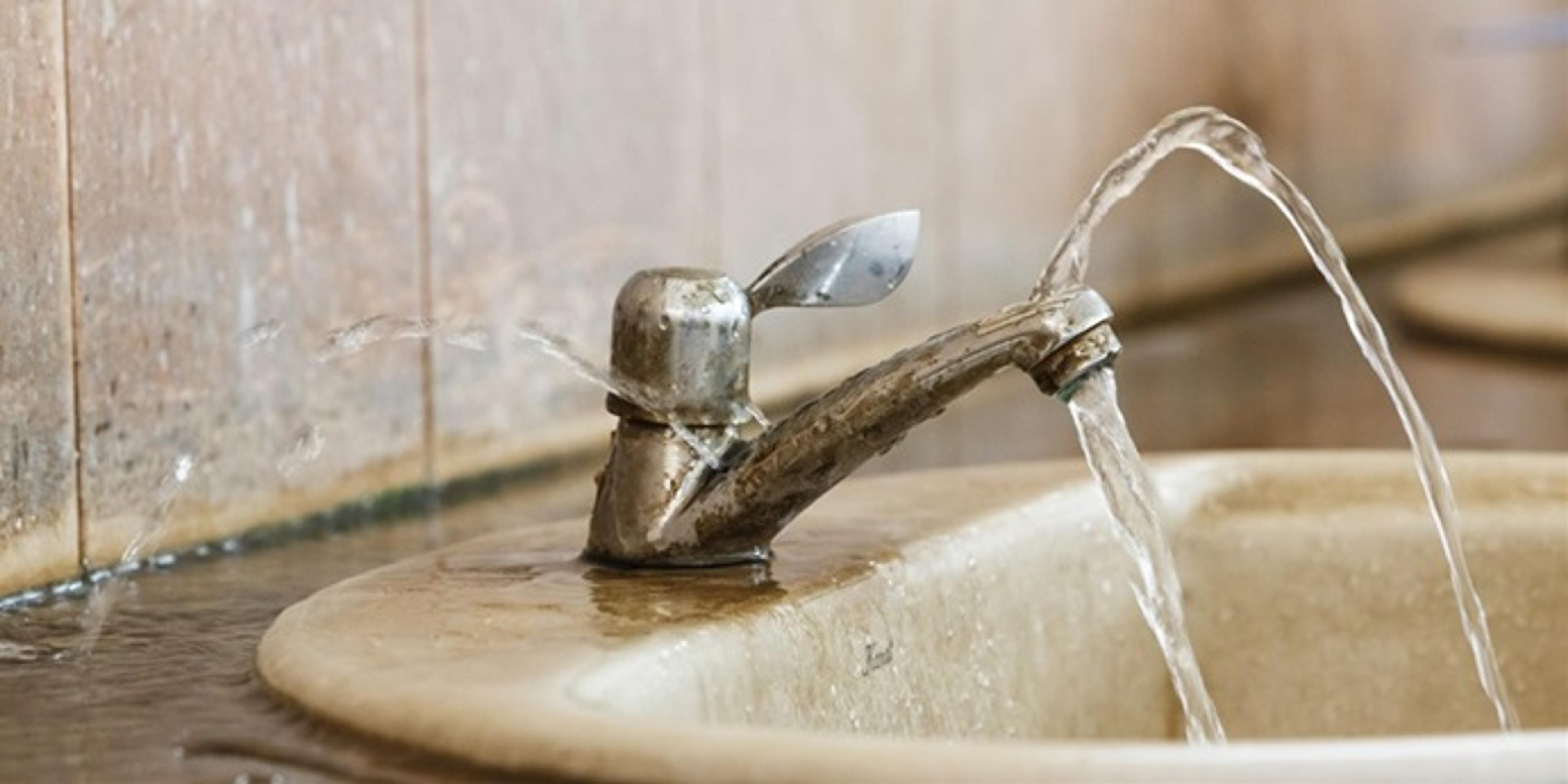 Servantbatteri som lekker. Foto.