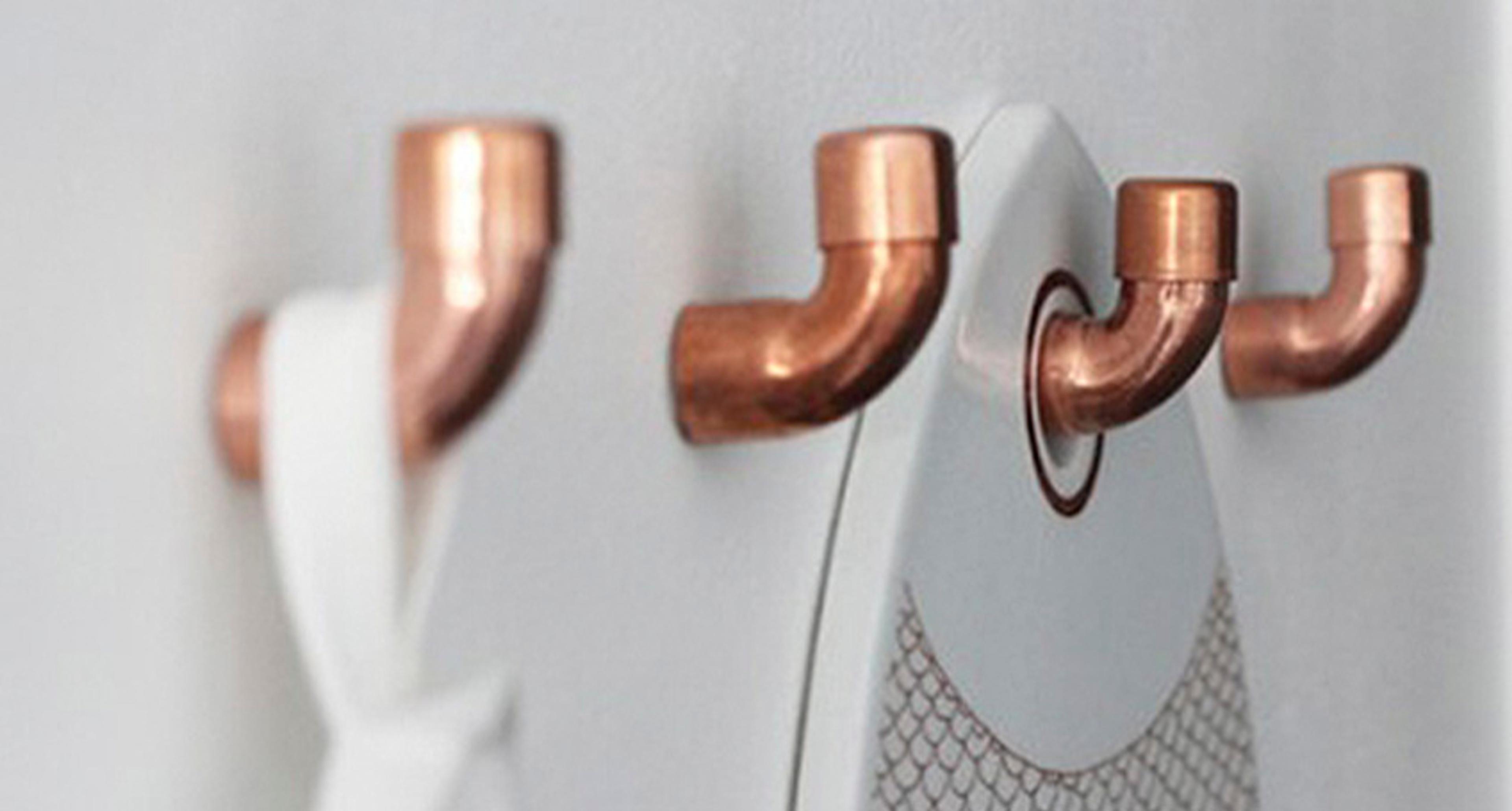 Interiørtips til bad - håndkleknagger av rørkoblinger i kobber
