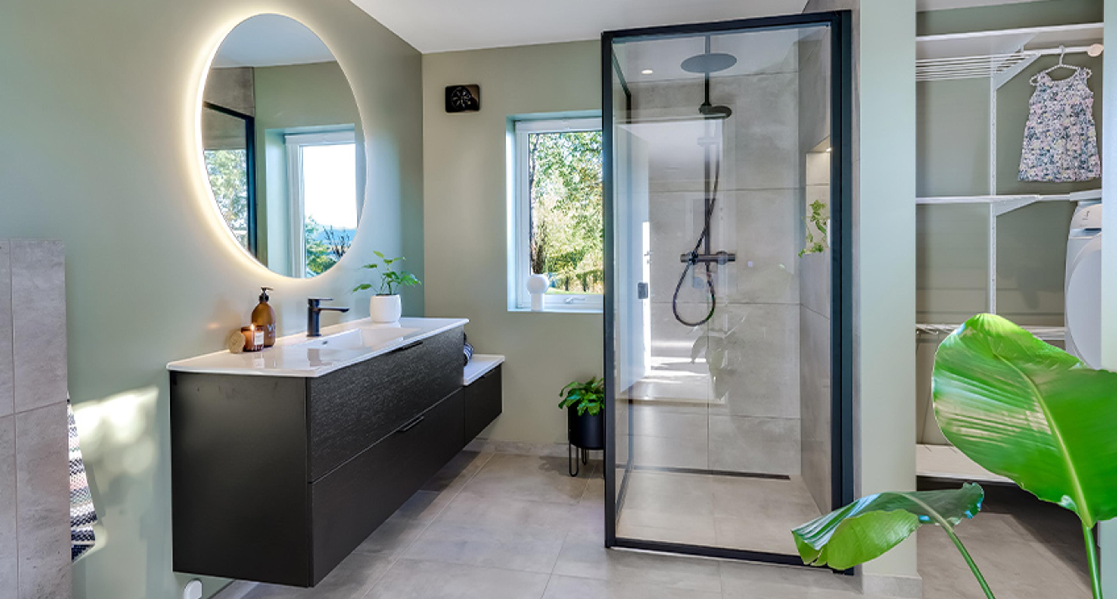 Bad og vaskerom i ett