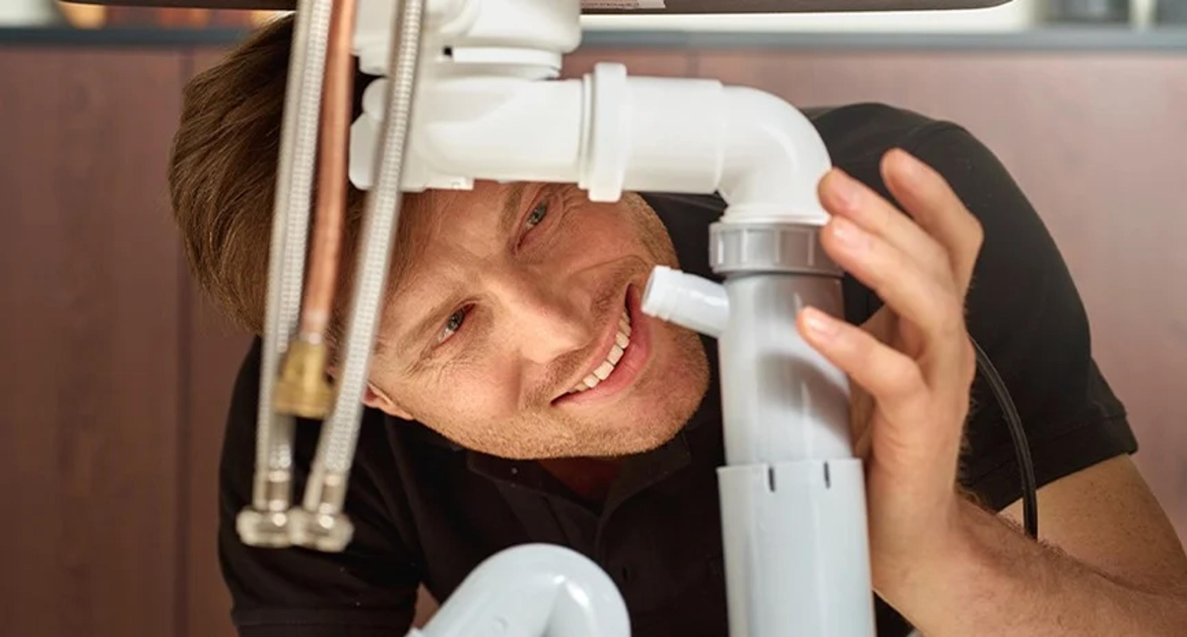 Bademiljø-mann som sjekker rør