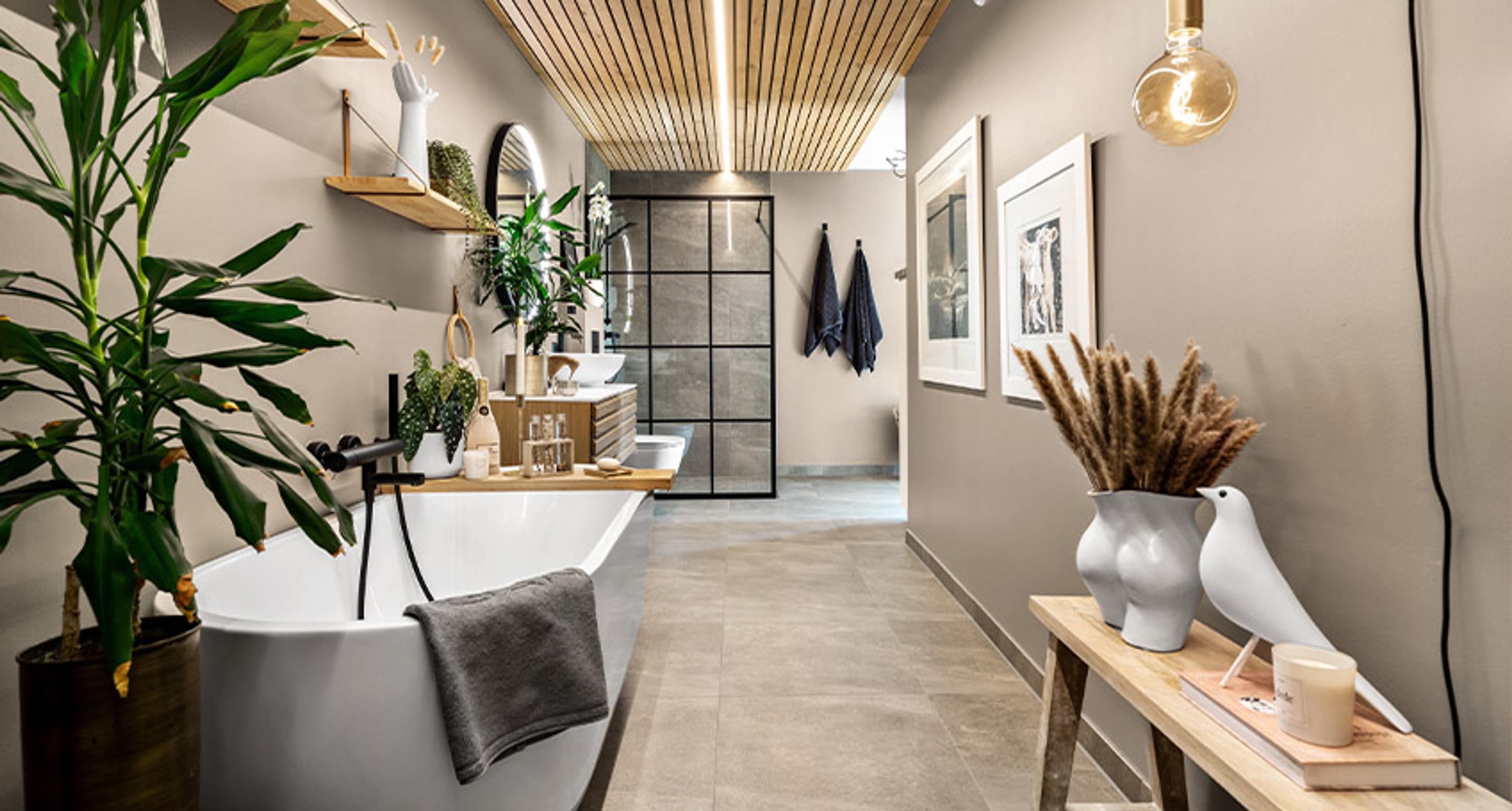 Baderomsdrøm med treverk, duse farger og personlige detaljer