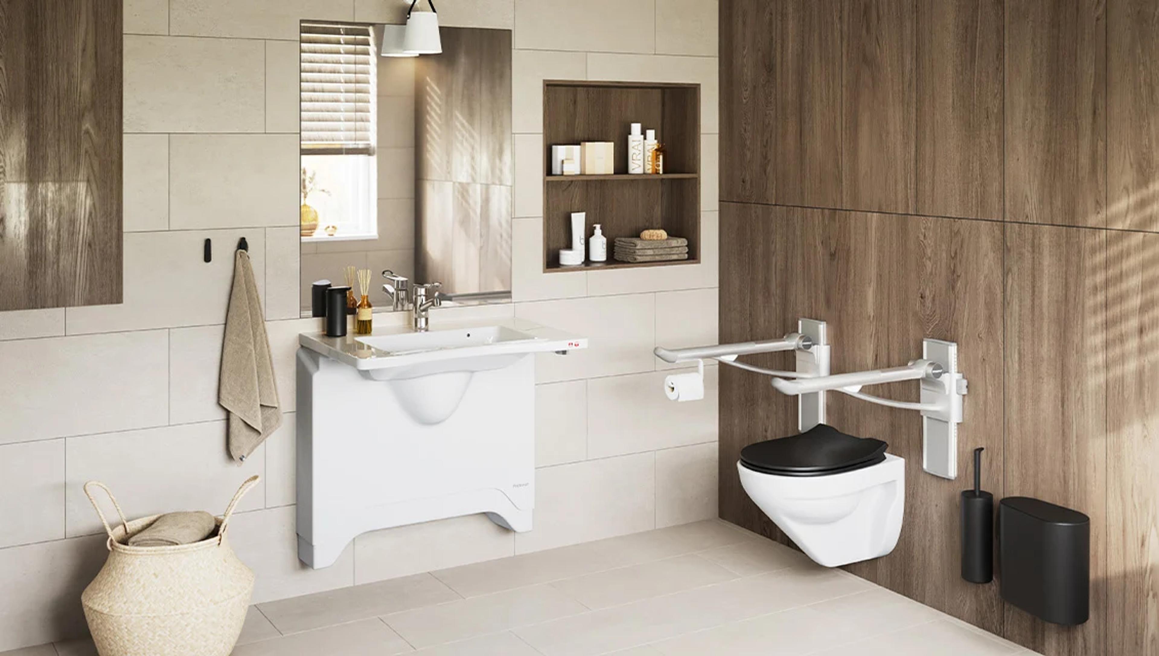 Bilde av baderom med vask, toalett og andre møbler