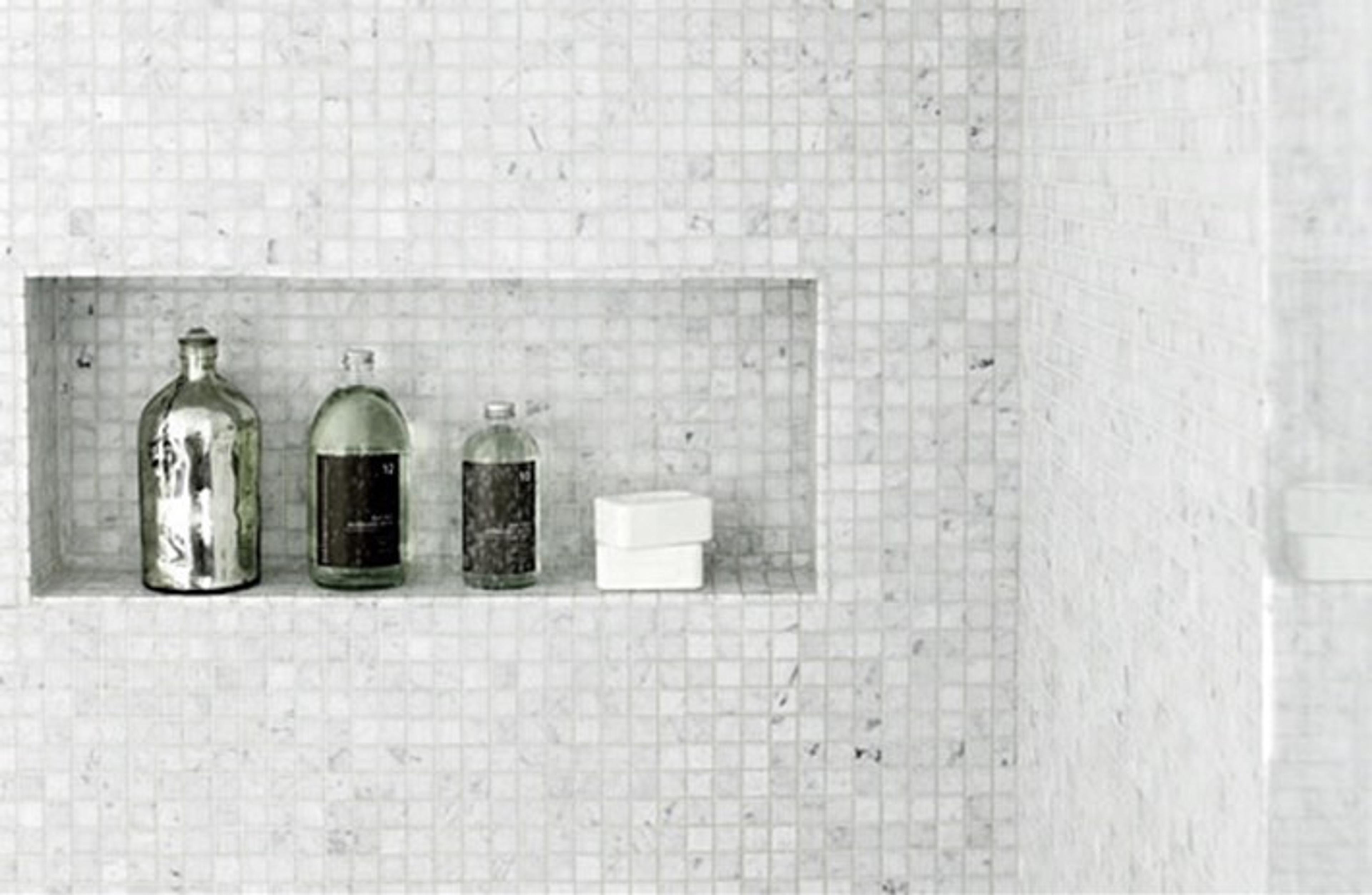 Innfelt hylle i dusjen