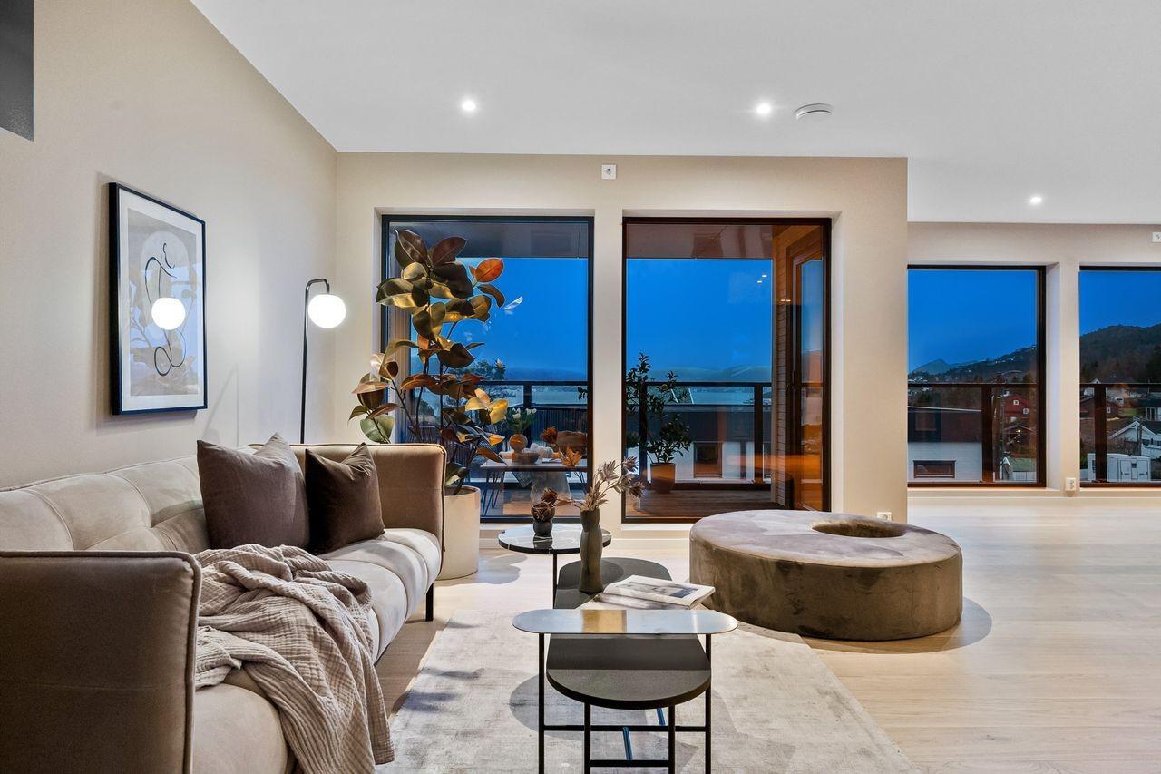 Romslig tomannsbolig i Austre Vardane