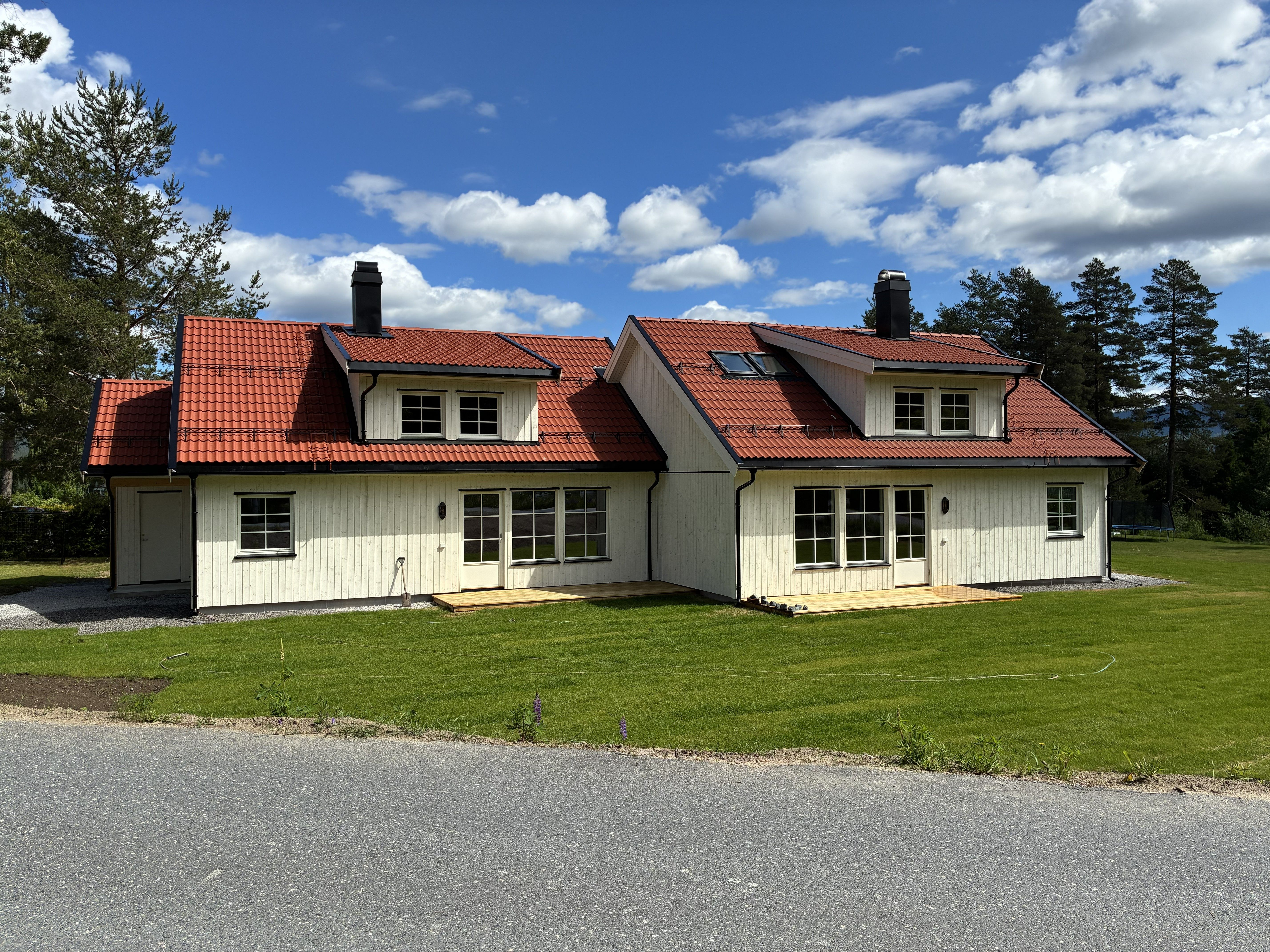 Det er lagt ferdigplen og innkjørsel og gangsti er gruslagt!