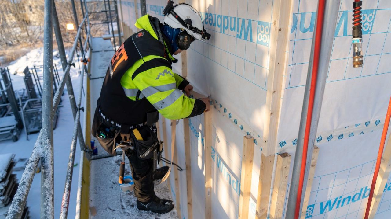 Tømrer som bygger hus