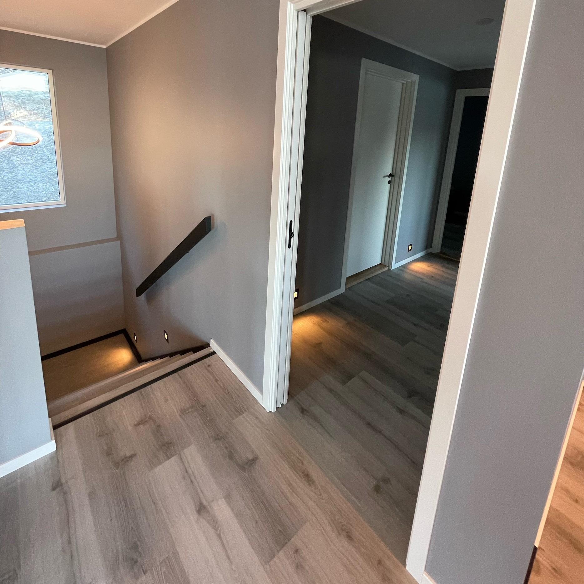 TRAPP: Her har kunden oppgradert trappen til en rapostrapp med sorte detaljer levert av Vestlandstrappen.