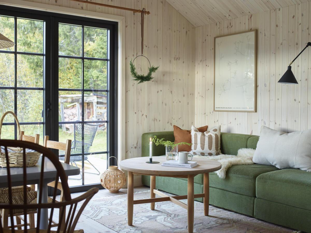 Hvitlasert sprekkpanel og furugulv i fargen Kongle fra Moelven