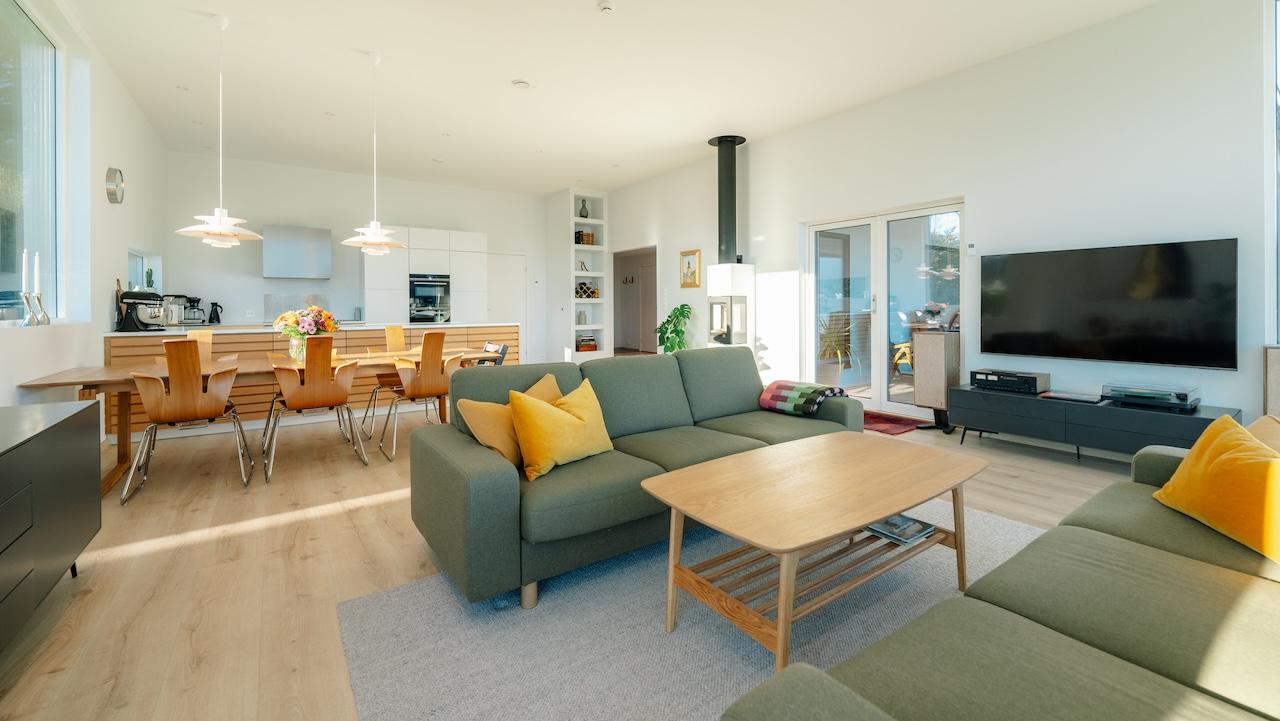 Stor åpen stue- og kjøkkenløsning skaper et samlingspunkt for familie og venner