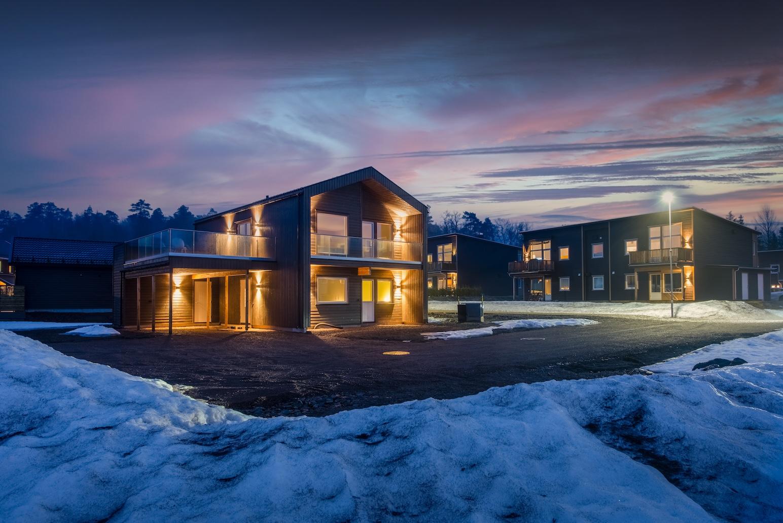 Moderne hus i skumringen en vinterkveld