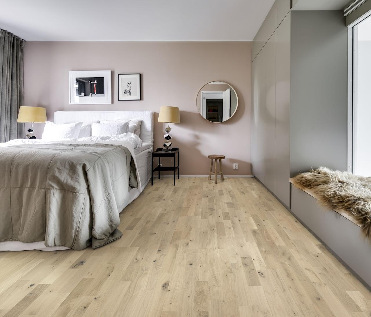 Soverom med lyst gulv for en følelse av romslighet og ro - perfekt for moderne interiør - Kährs