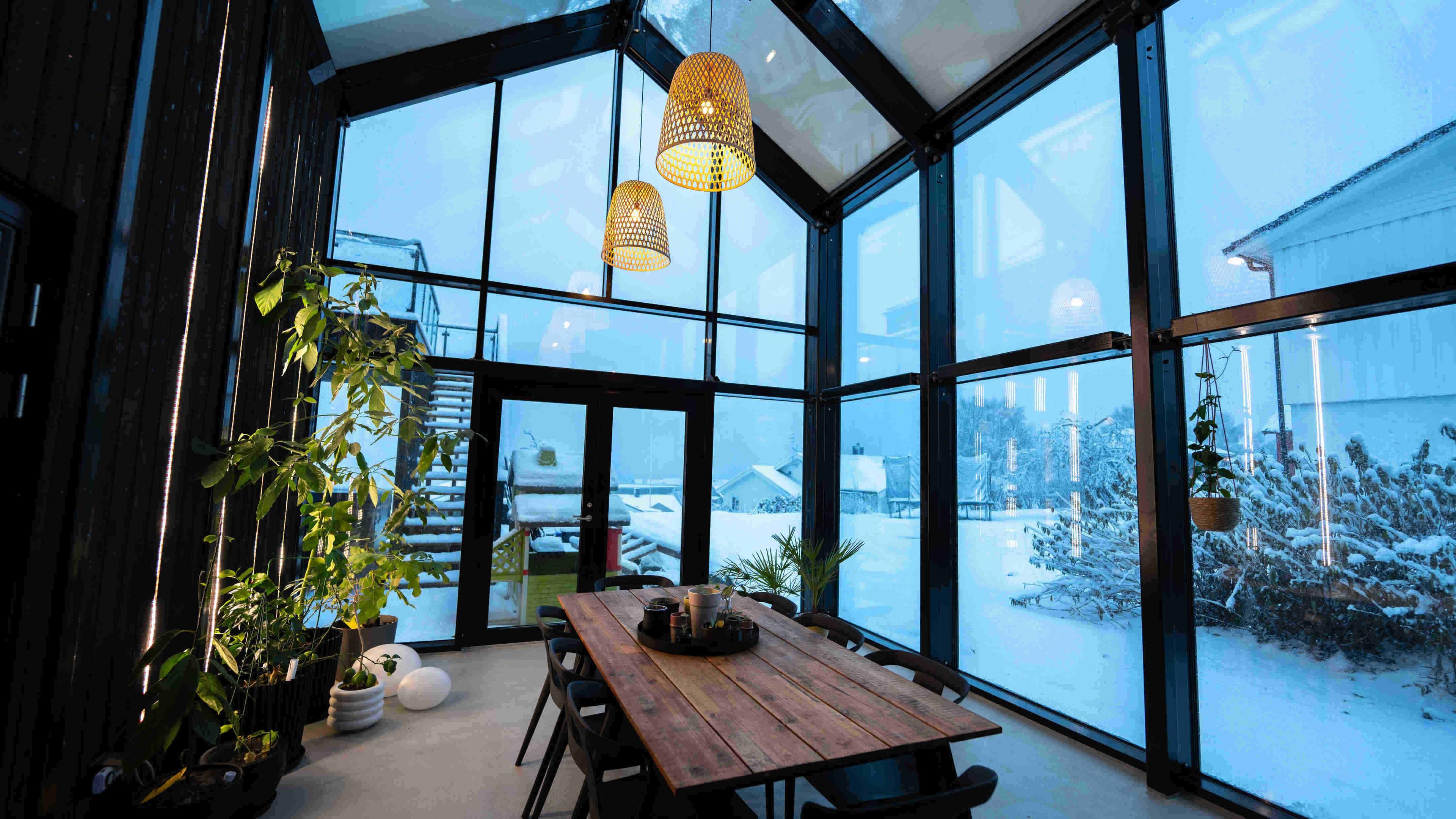 Stor moderne bolig med takterrasse og innglasset loftstue