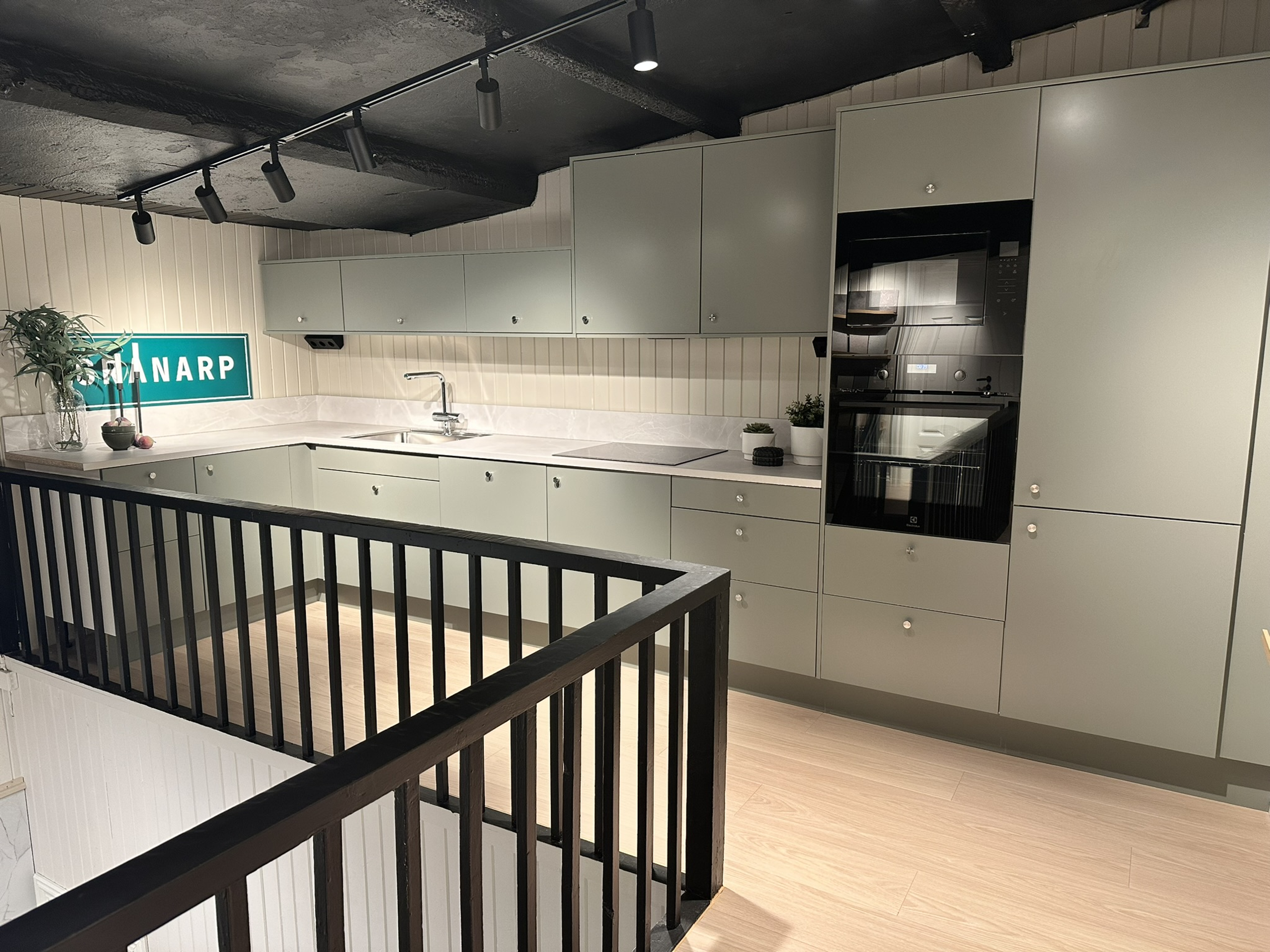 Visningskjøkken i ulike stiler og uttrykk – her kan du oppleve materialvalg, farger og løsninger i praksis, og finne inspirasjon til ditt eget kjøkken.