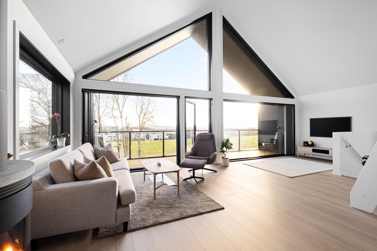 Nydelig stue med gavl som slipper inn masse dagslys