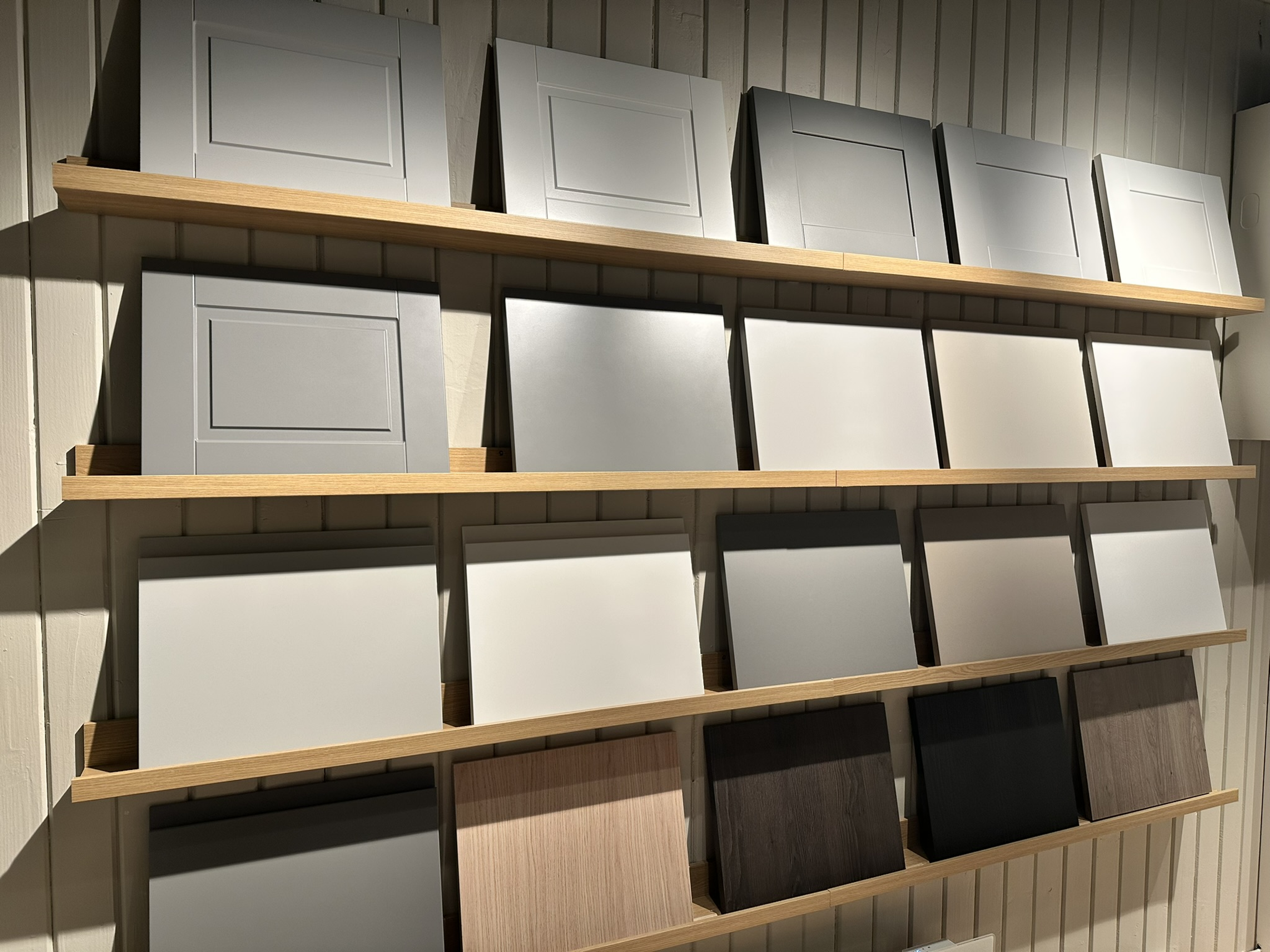 Et utvalg av kjøkkenfronter i ulike farger og uttrykk – her kan du sammenligne stil, finish og detaljer, og finne løsningen som passer best til ditt kjøkken og din personlige stil.