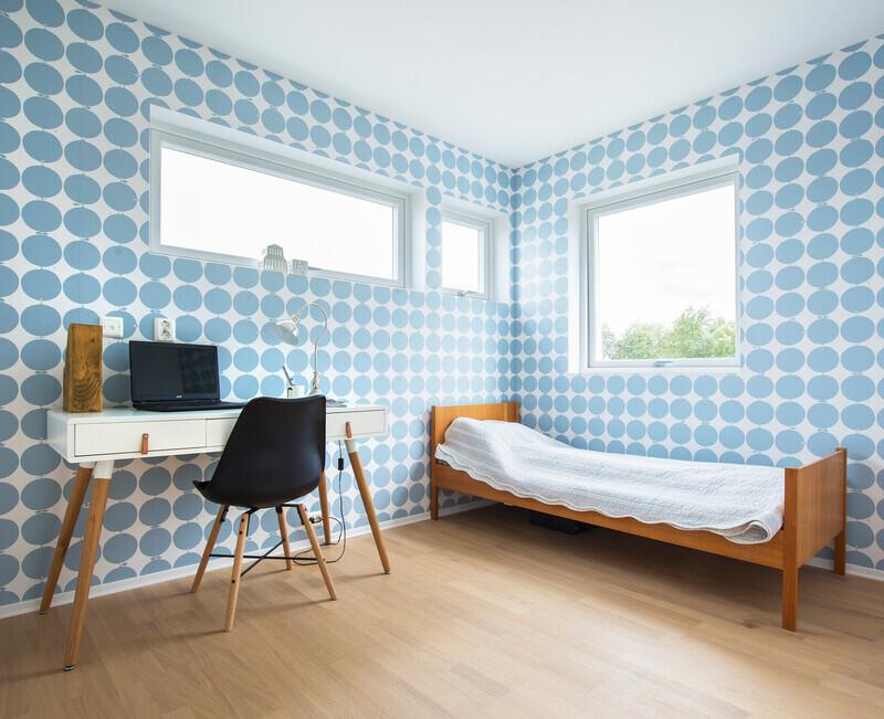 Gjesterom i blått – med tapet som gir rommet personlighet.
