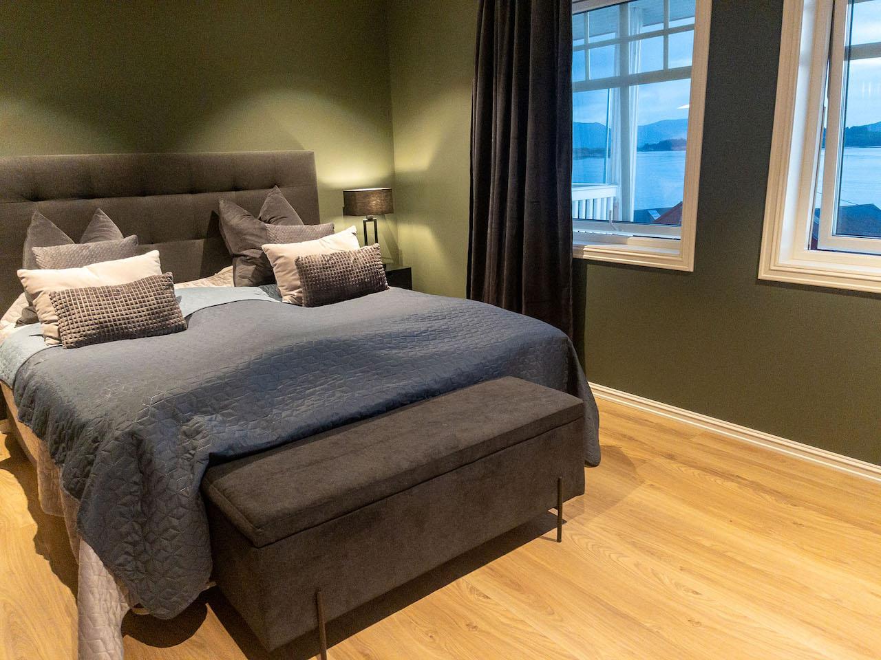 Soverom med grønne vegger og lyst gulv