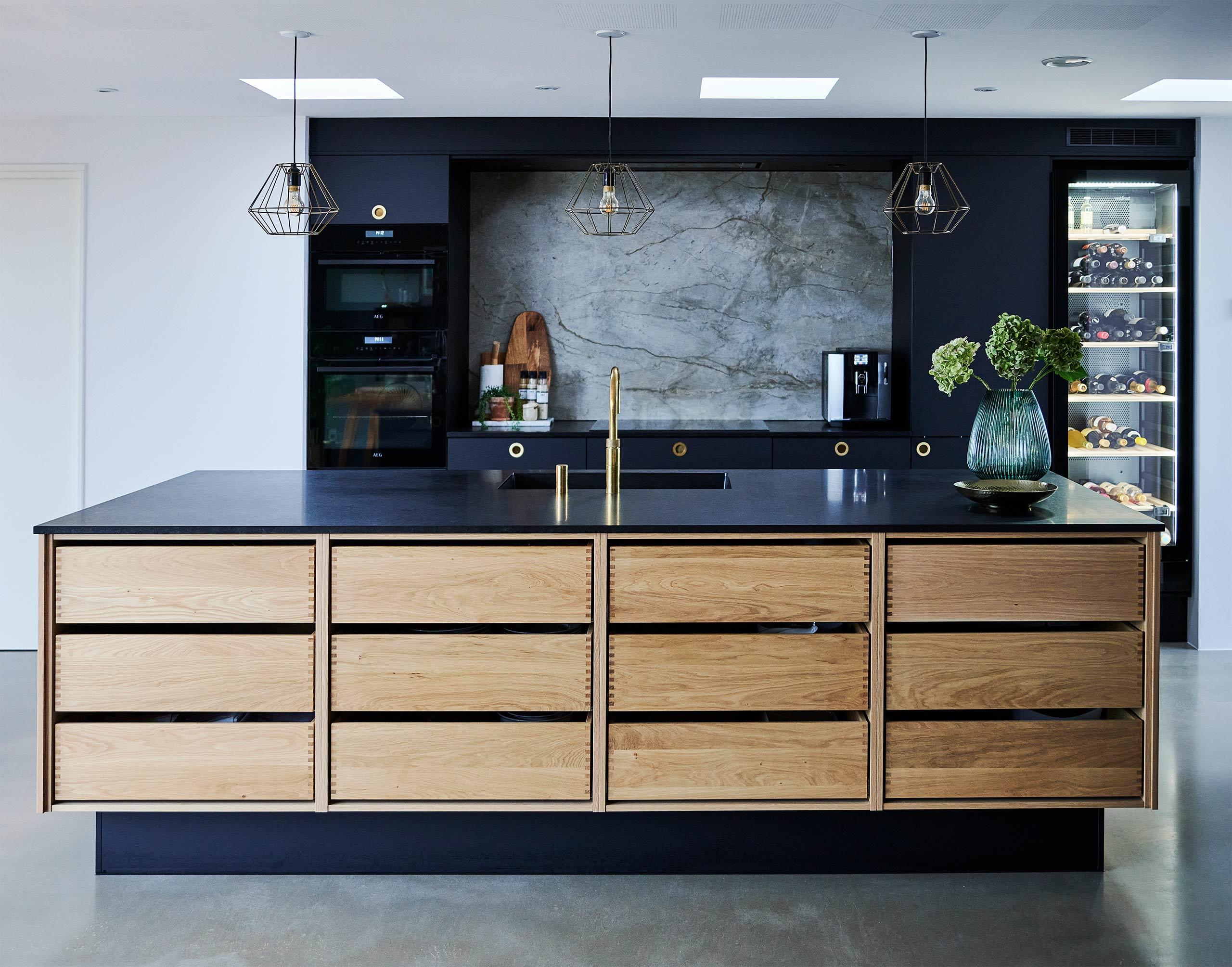 Kjøkken fra JKE i natur og sort