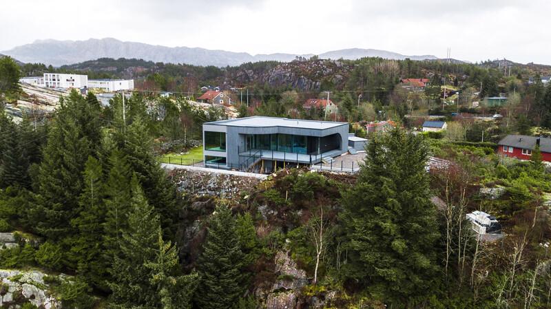 Skog og fjell, og en enestående arkitekttegnet enebolig.