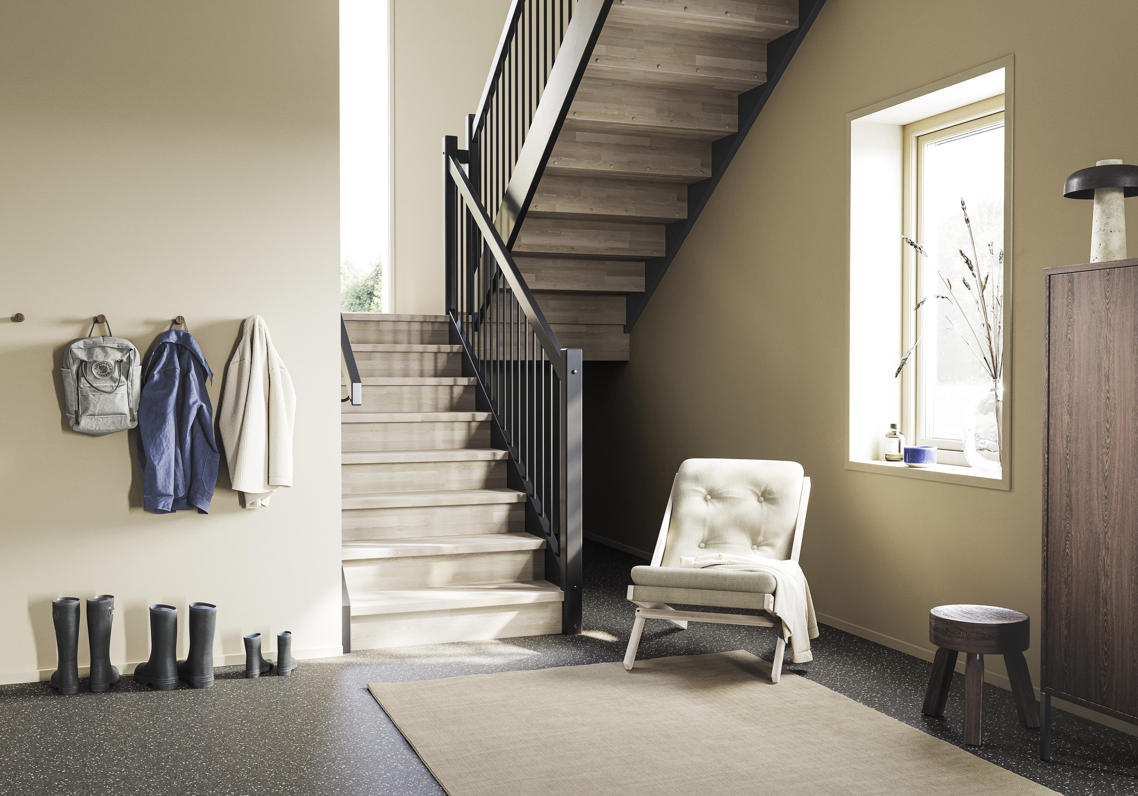 Stryntrappa Horisont vist med eik hvit lasur i trinn og stusstrinn, resten i sort – inkludert spilene i børstet stål.