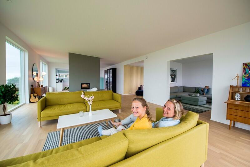 Stilig gul sofa i funkishuset