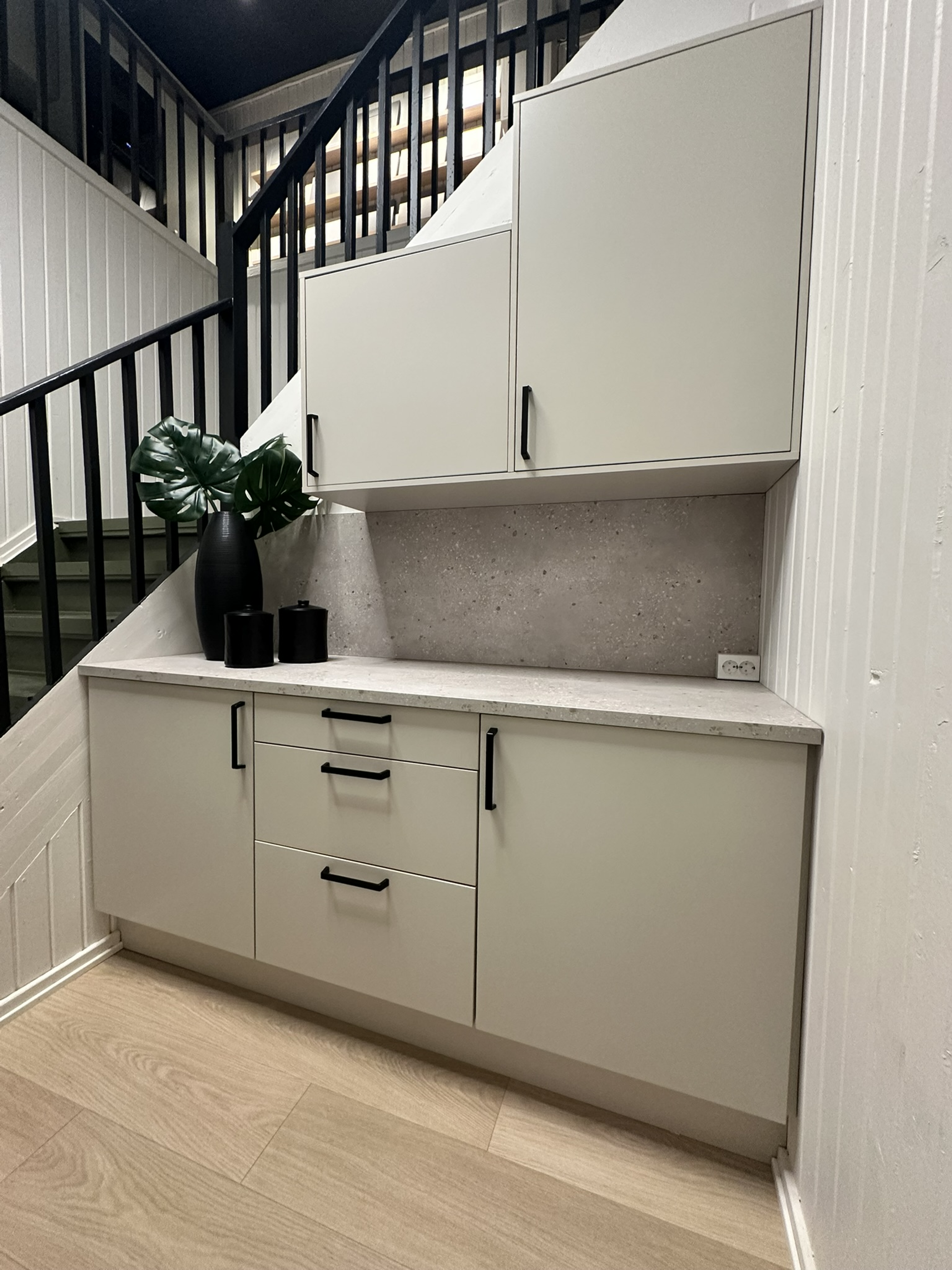 Visningskjøkken i ulike stiler og uttrykk – her kan du oppleve materialvalg, farger og løsninger i praksis, og finne inspirasjon til ditt eget kjøkken.