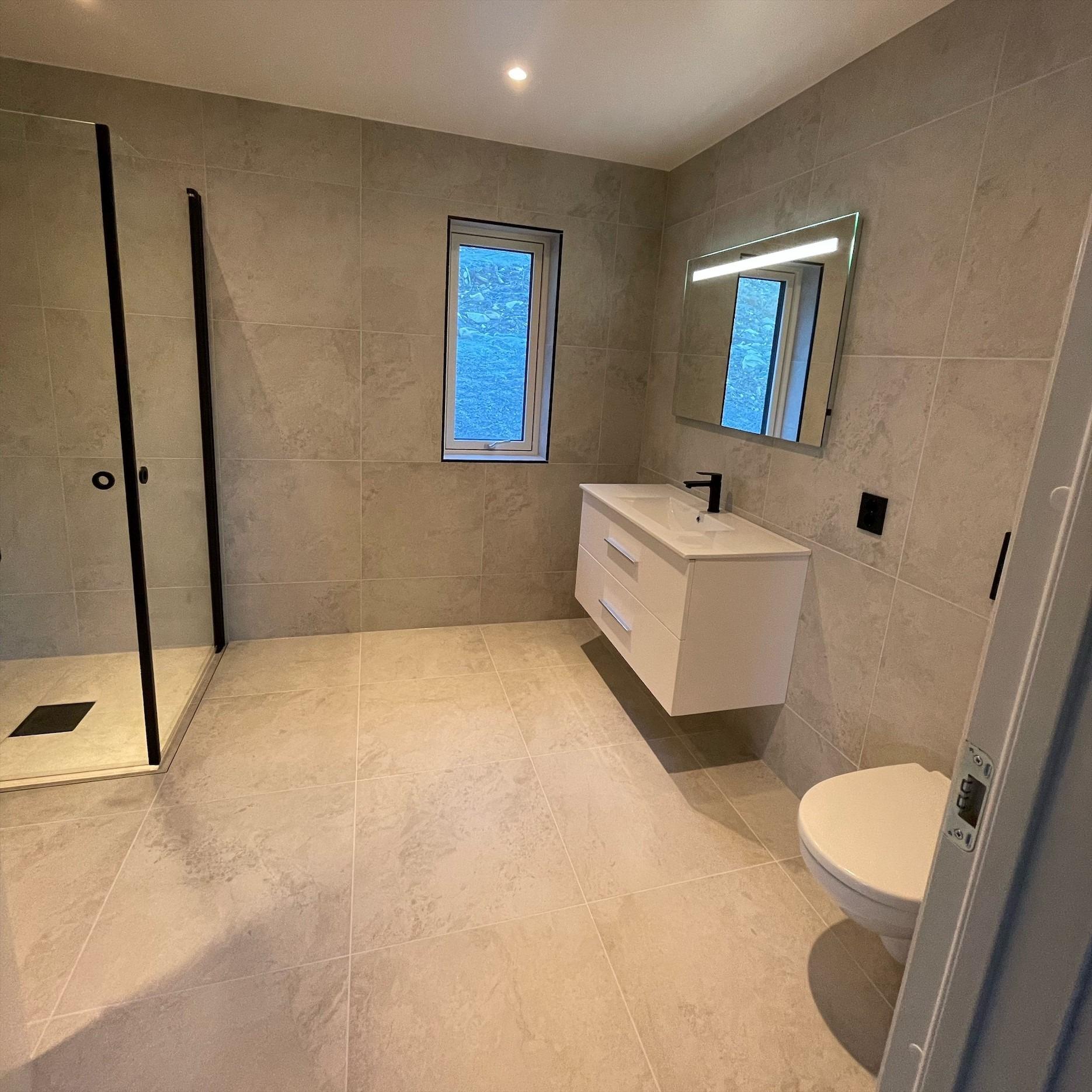 Flislagt bad i eneboligen Bergsjø