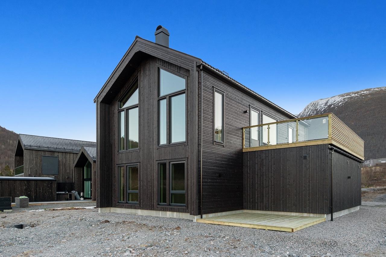 Enebolig med store vinduer