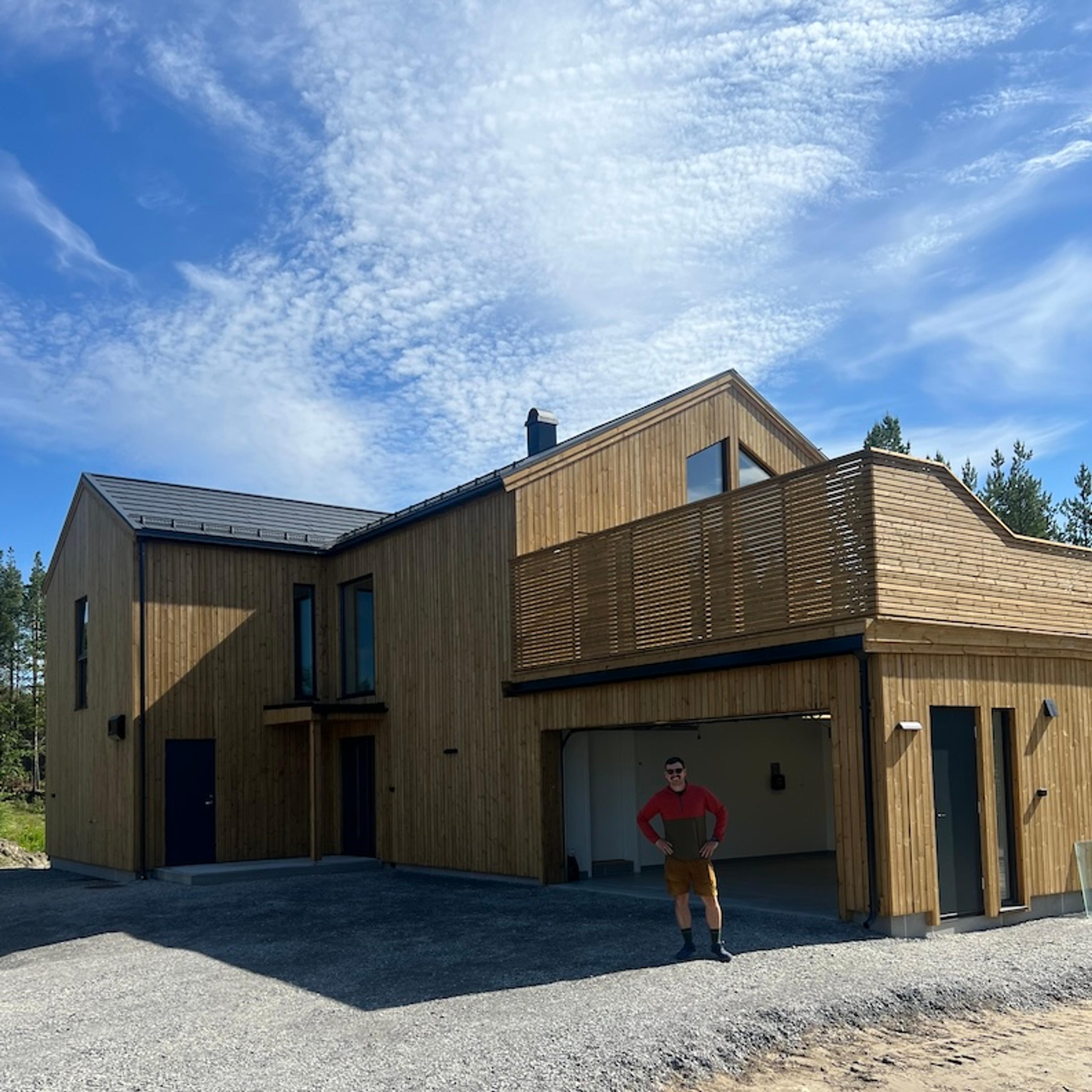 Moderne hus med integrert garasje