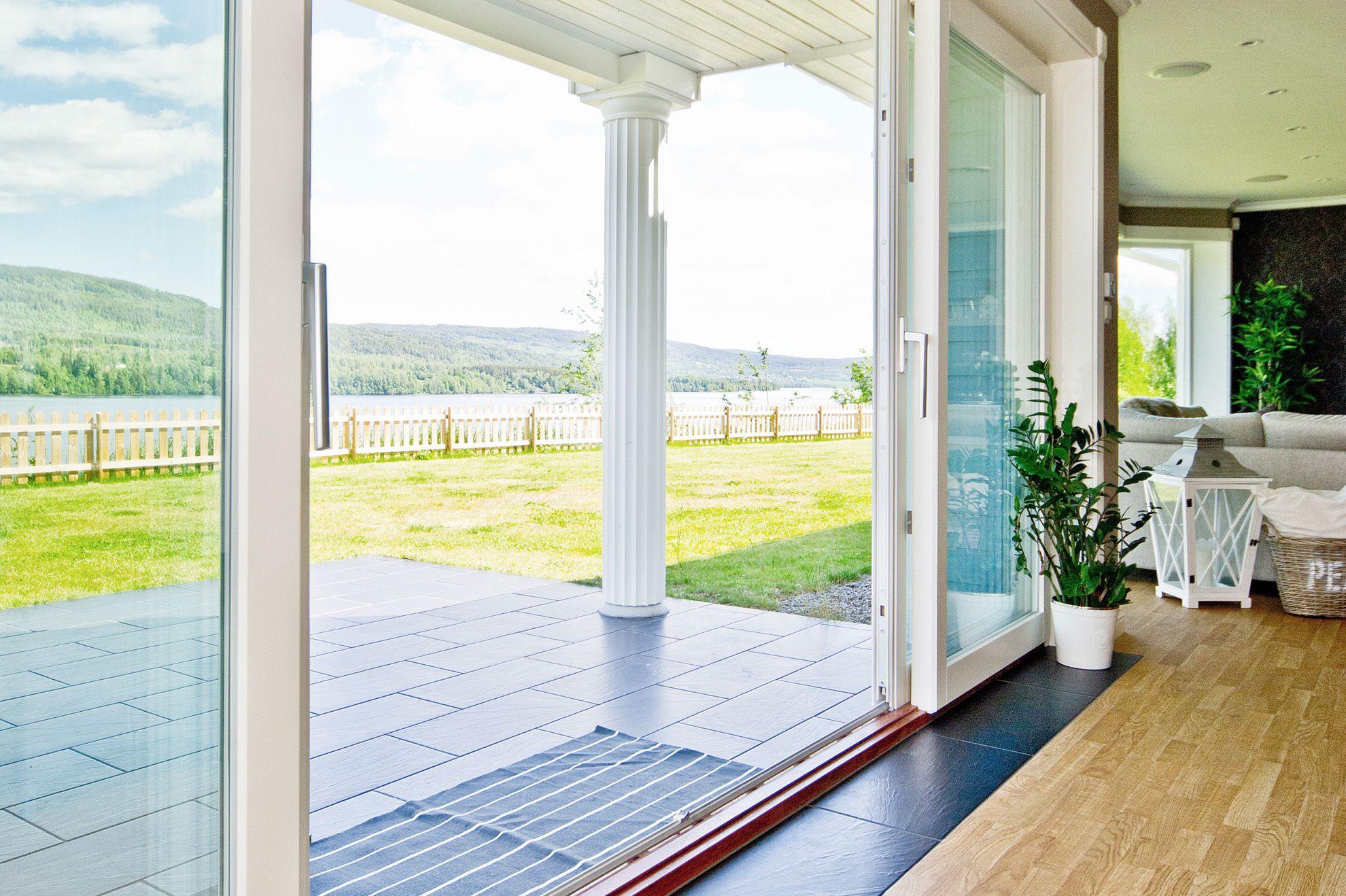 Stor og praktisk skyvedør fra stuen og ut til hagen