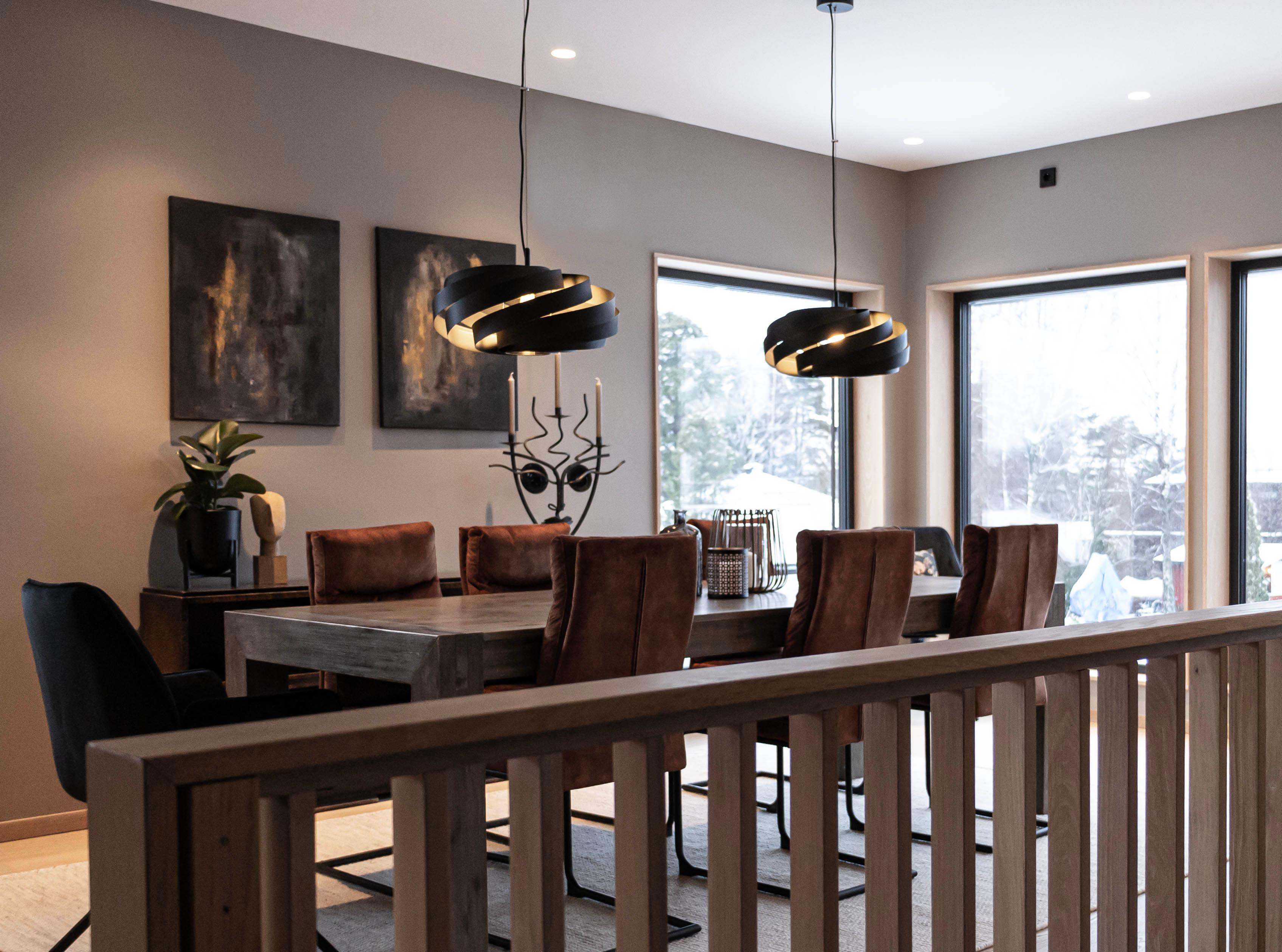 Det lukter nytt treverk og skinnmøbler, og alt er gjennomført til minste detalj