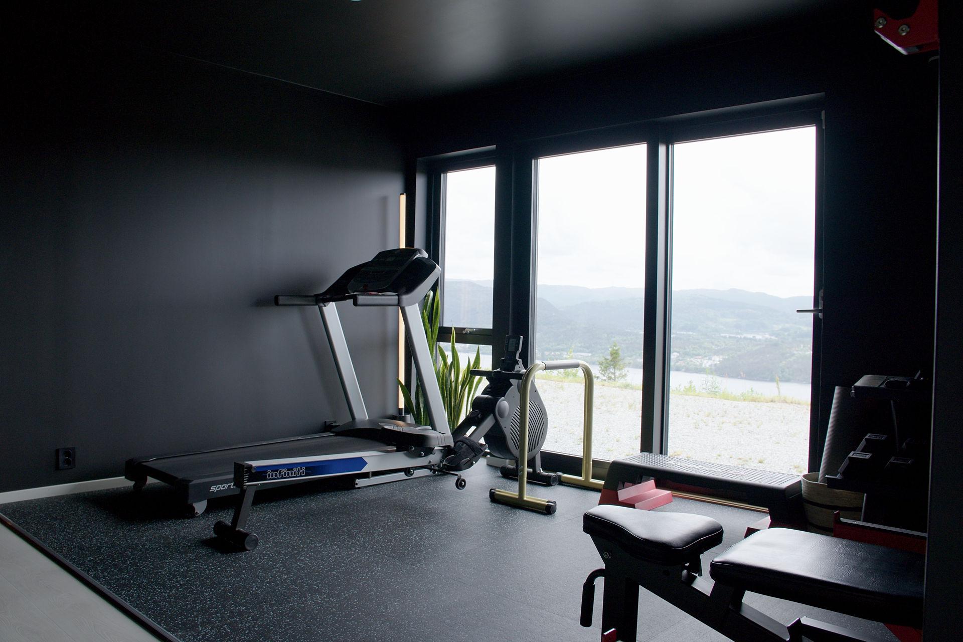 Treningsrom med sorte vegger og tak
