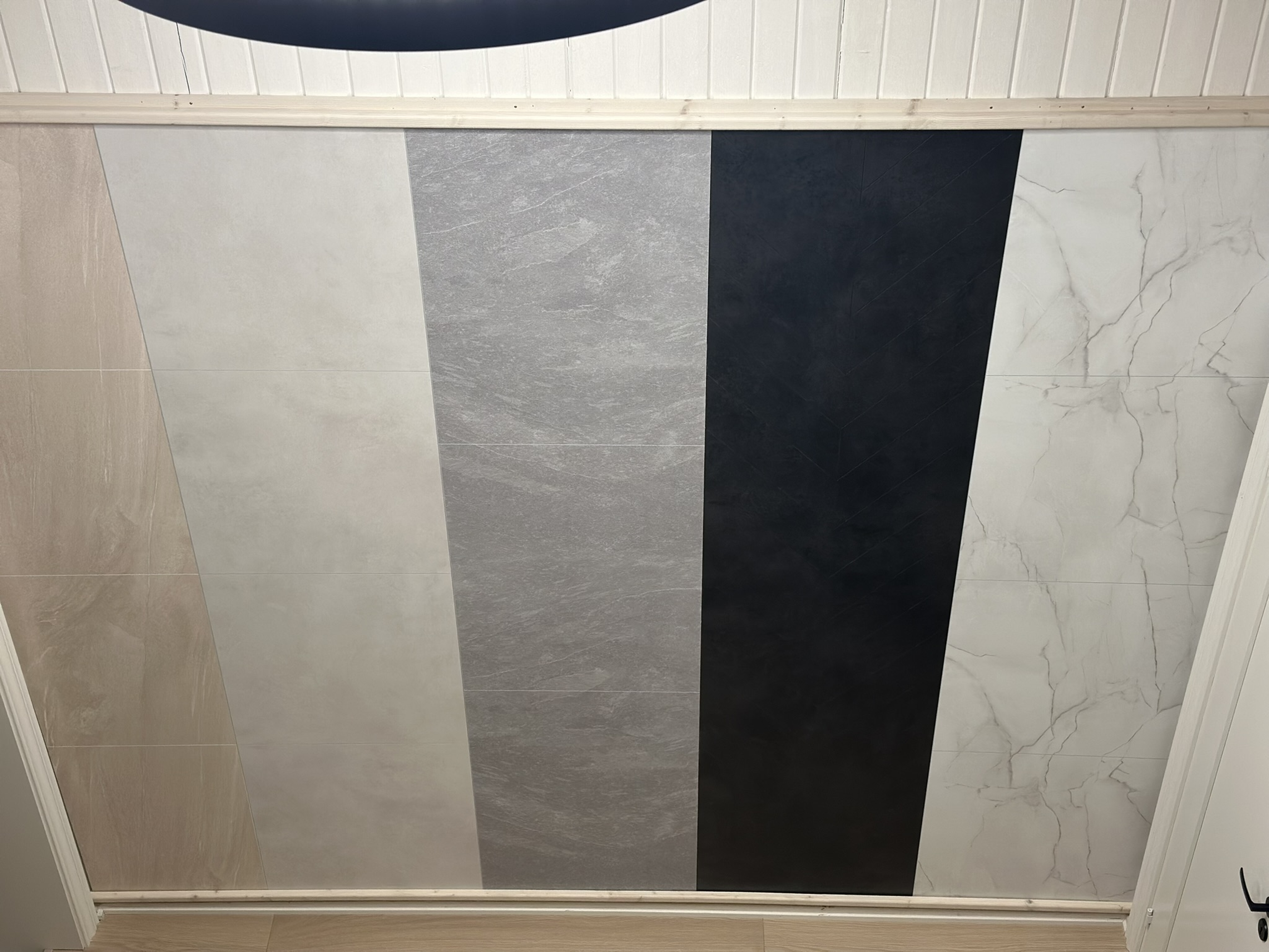 Et utvalg av fliser til bad i ulike farger og uttrykk – her kan du se hvordan materialer og nyanser spiller sammen, og finne stilen som gir badet ditt det rette helhetsinntrykket.