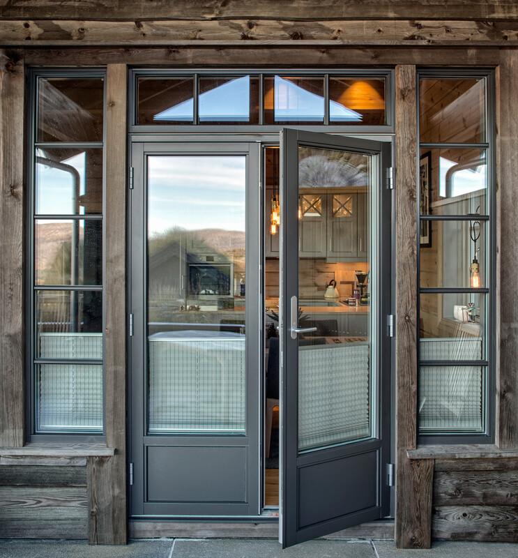 NorDan er en av leverandørene i Mestergruppen som tilfredsstiller de tydelige kravene innen bærekraft. På bildet ser vi produkter fra NorDan sin nye dør- og vinduskolleksjon; Black Line.